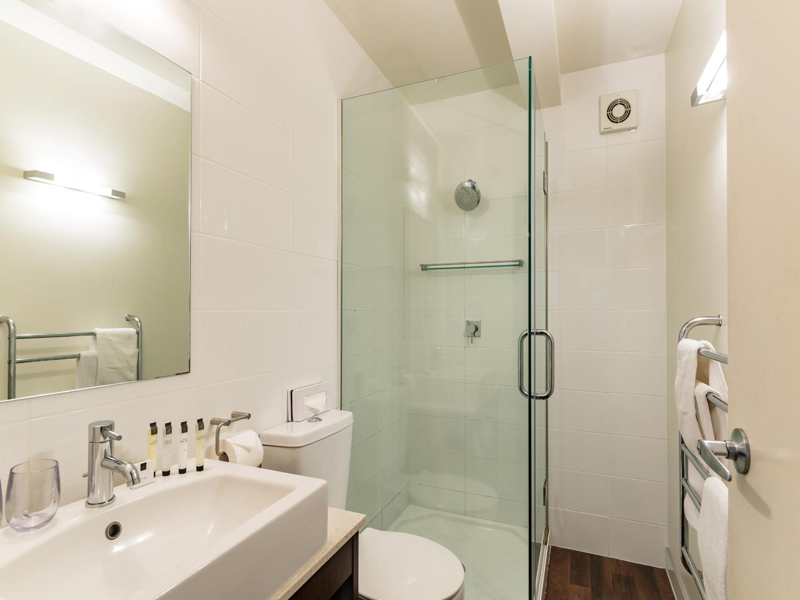 Deluxe Two-Bedroom Apartment with Non Seaviews thumbnail 5