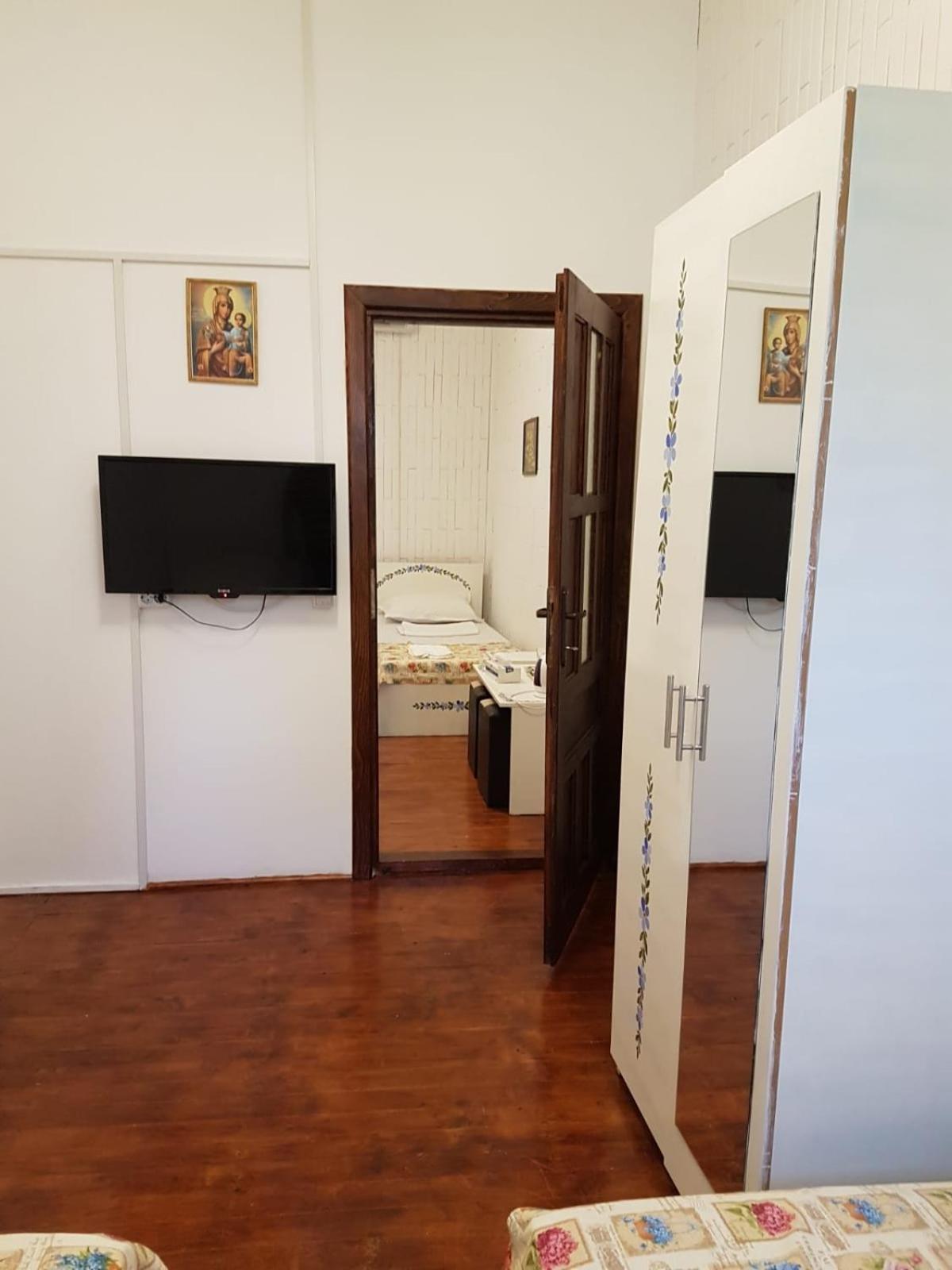 Standard Double Room With Shared Bathroom photo 2
