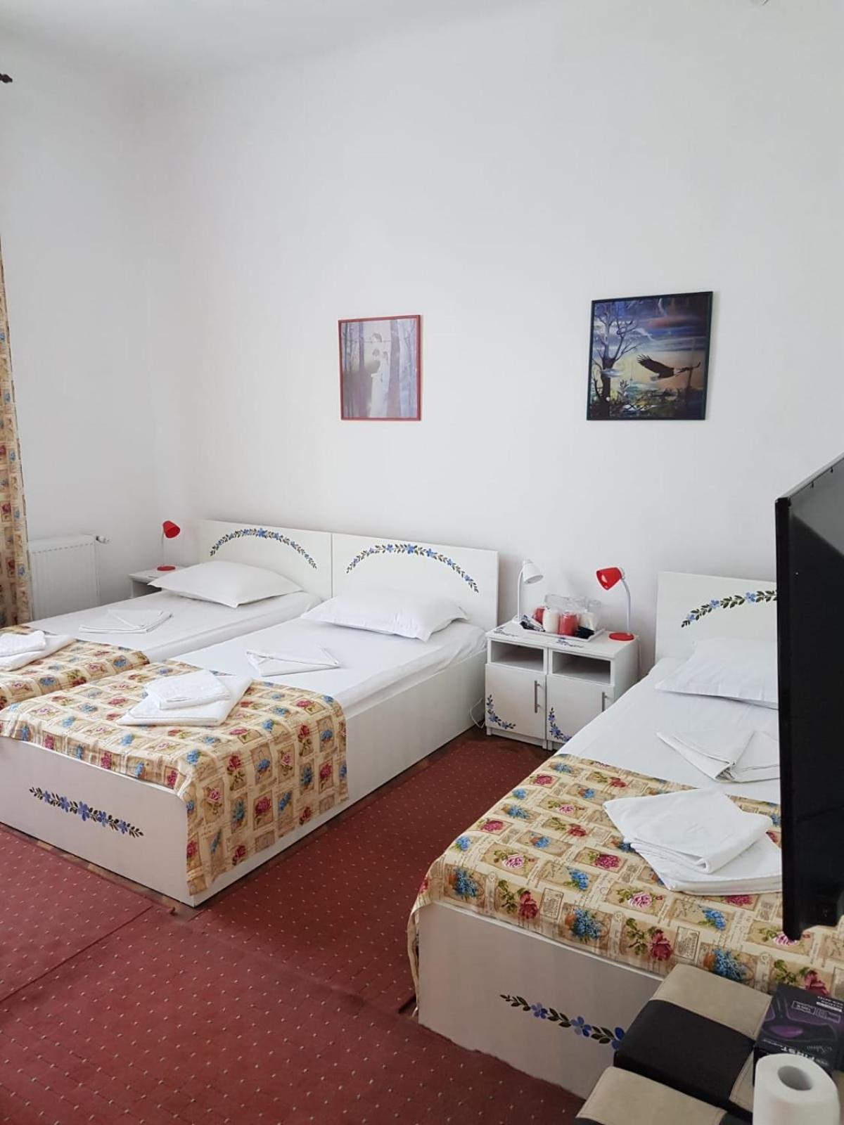 Quadruple Room with Bathroom - Photo 2