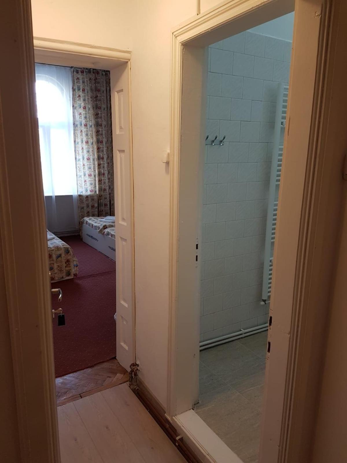 Quadruple Room with Bathroom - Photo 3