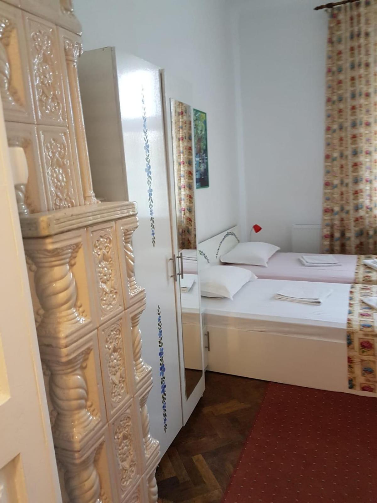 Quadruple Room with Bathroom - Photo 4