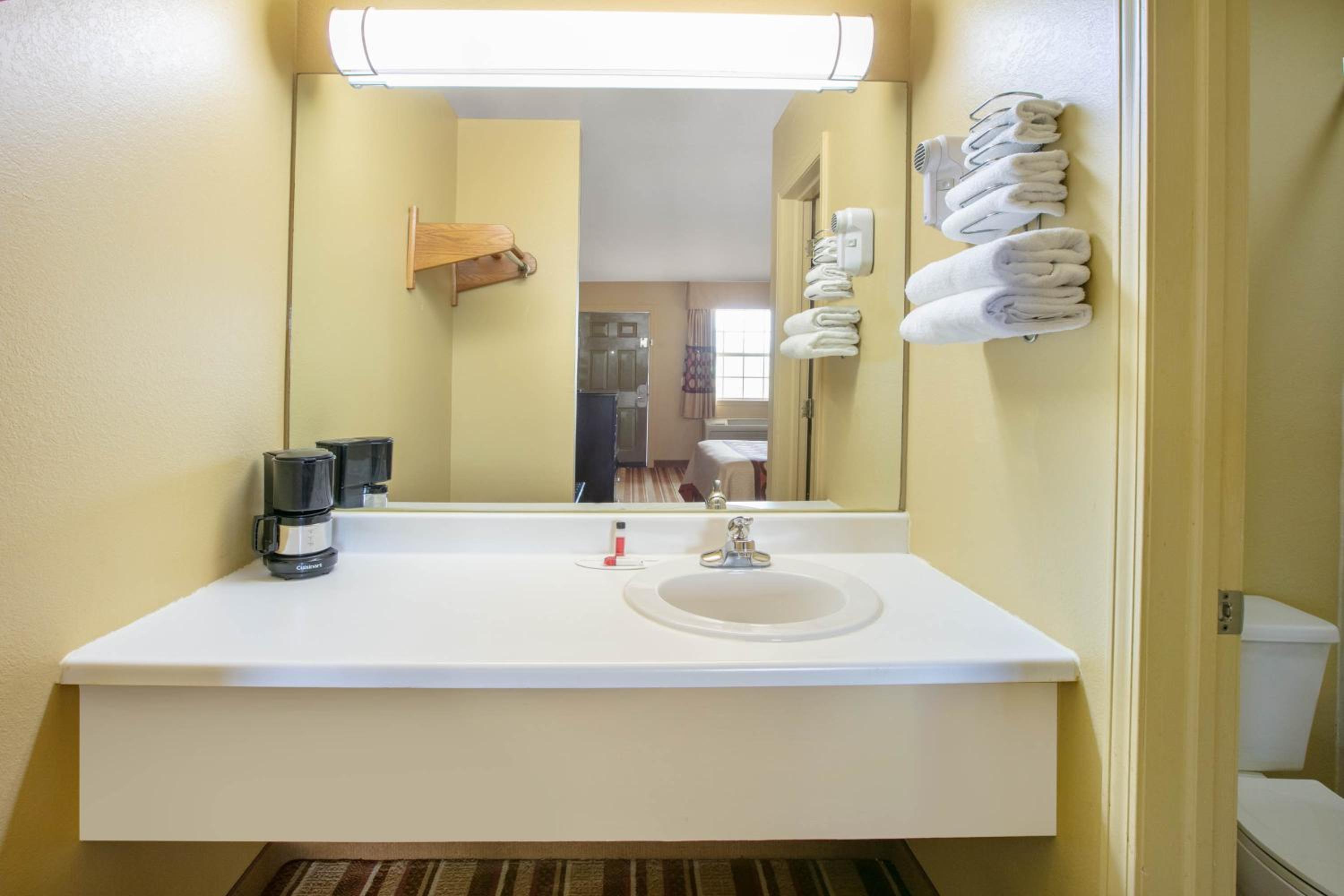 King Room - Non-Smoking - Photo 5