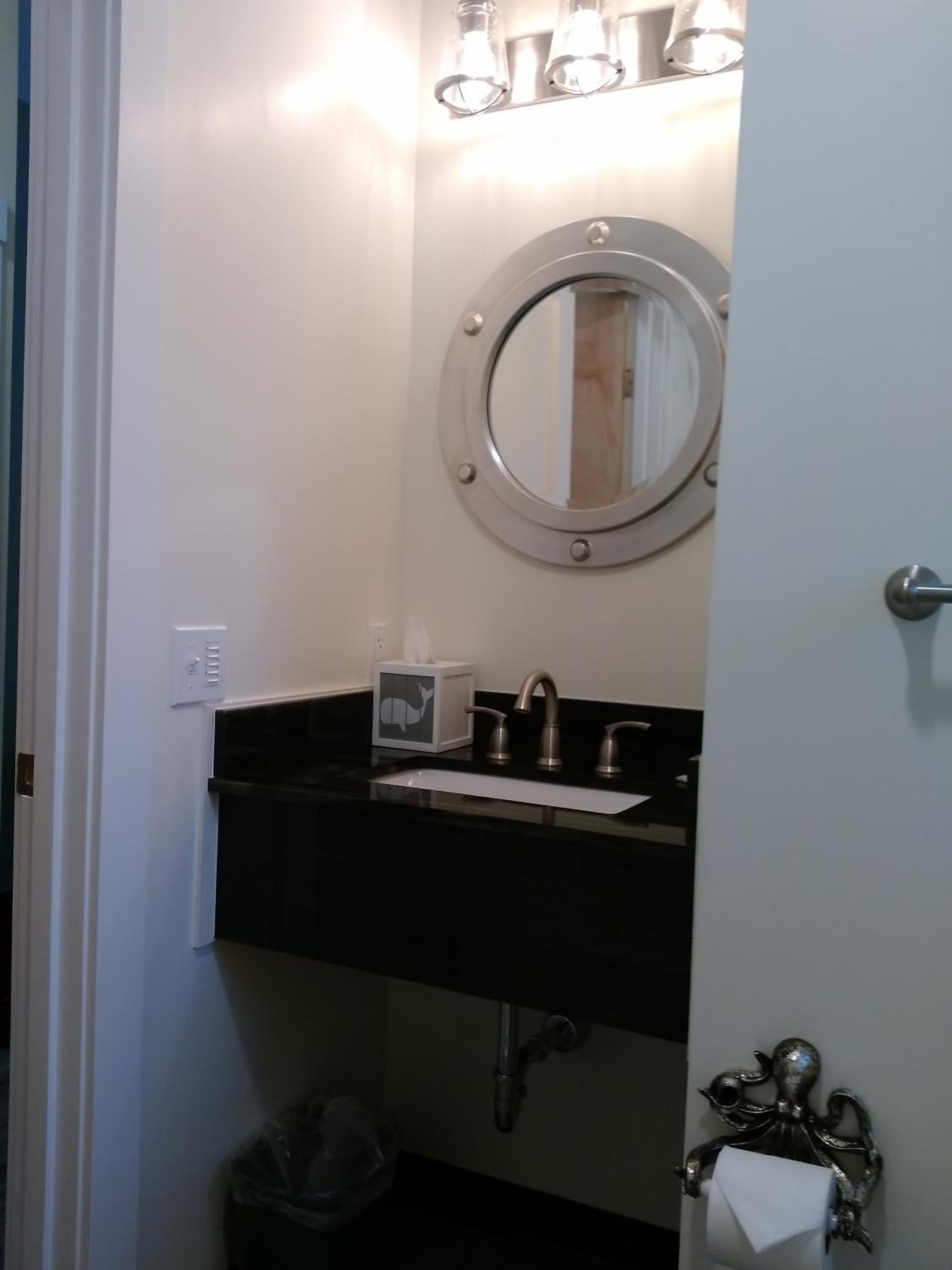 Economy Queen Room with Two Queen Beds photo 2
