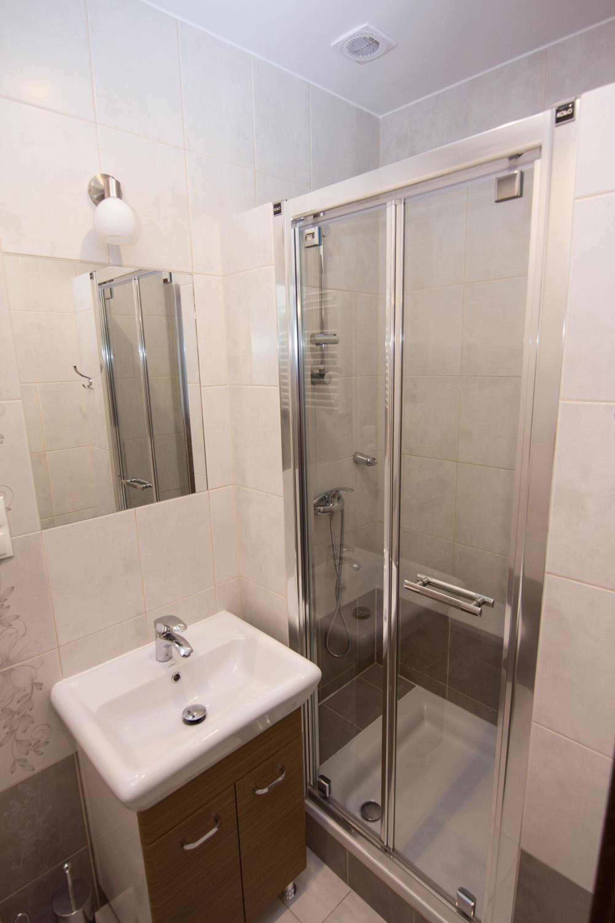 Small Twin Room - Photo 5