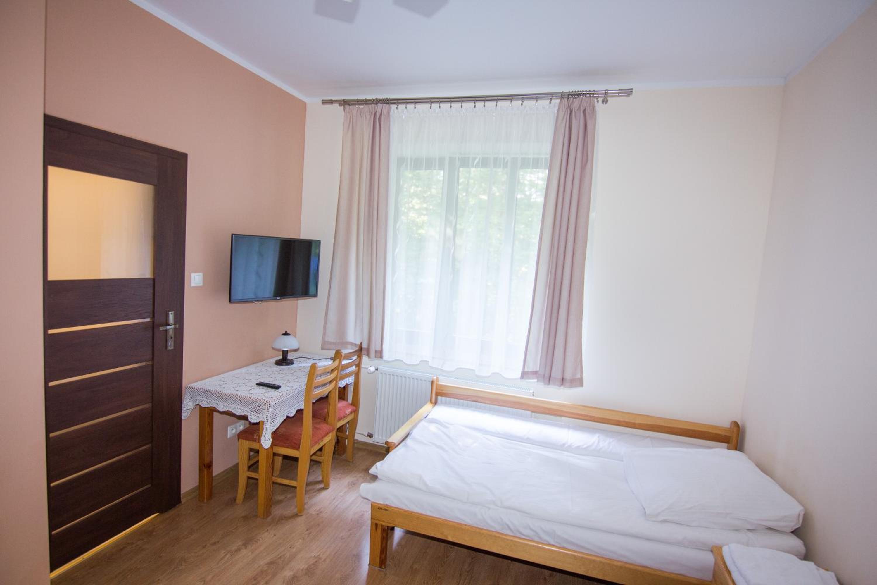 Small Twin Room - Photo 4