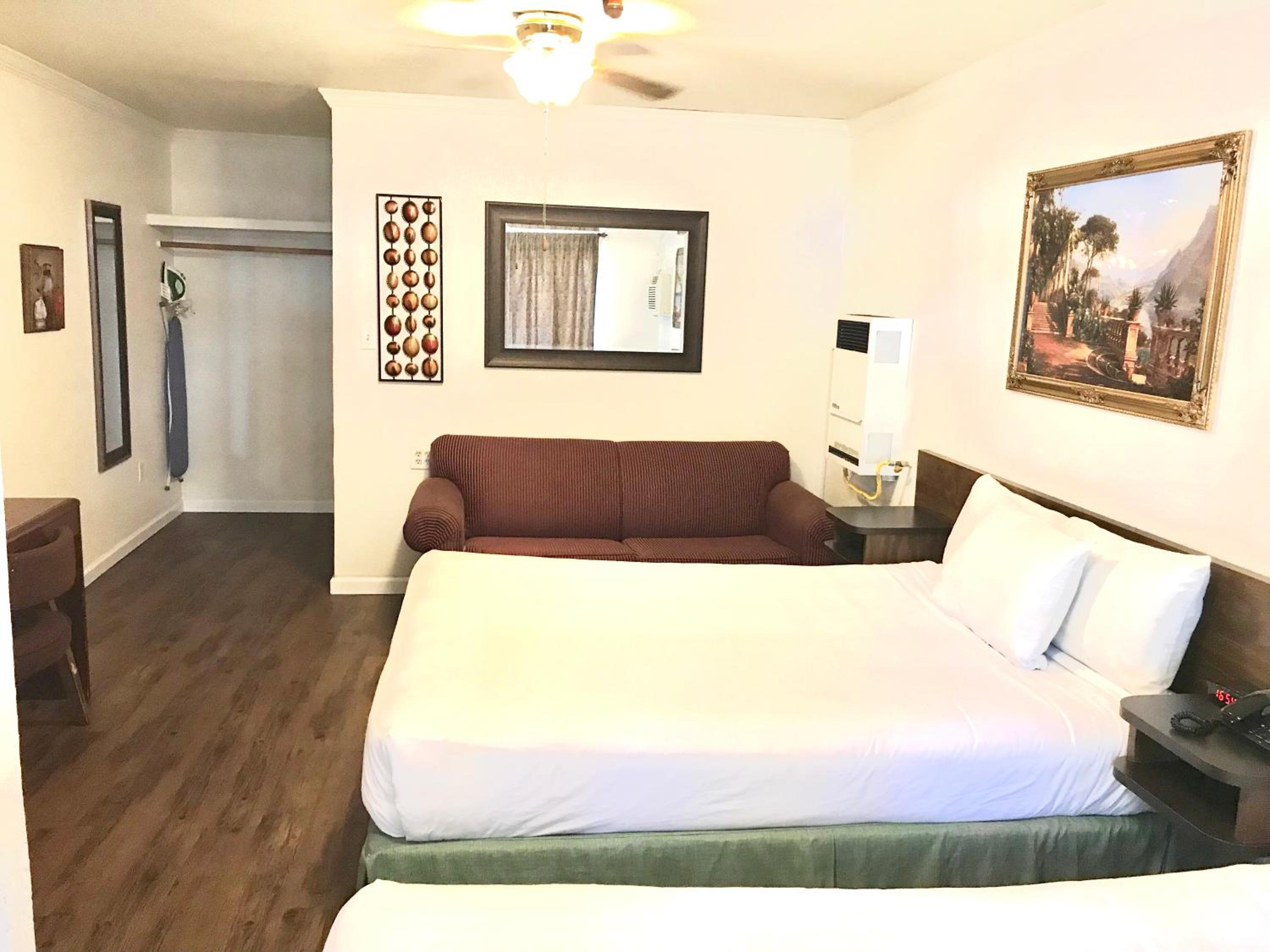 Premium Queen Room with Two Queen Beds photo 2