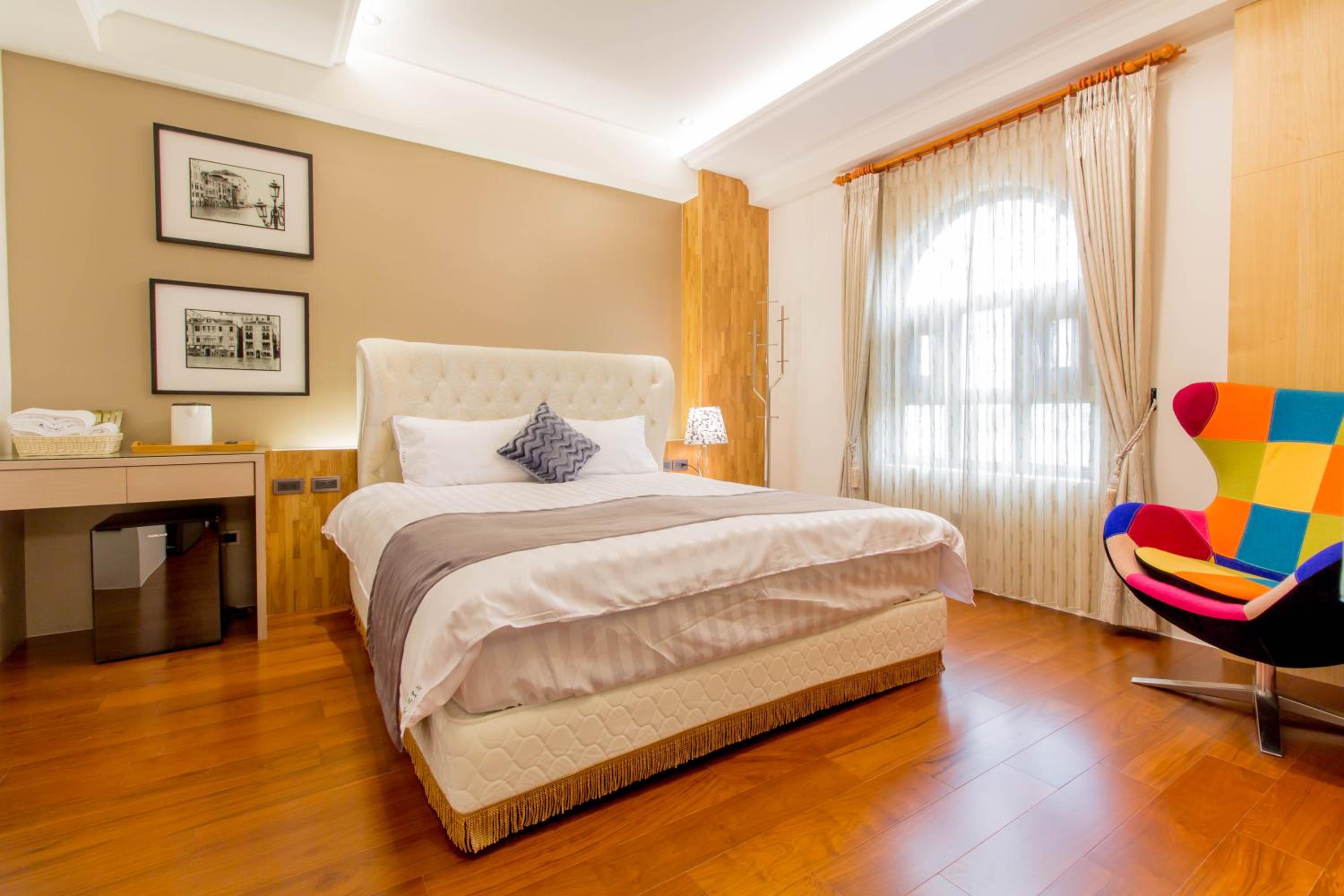 Queen Room photo 2