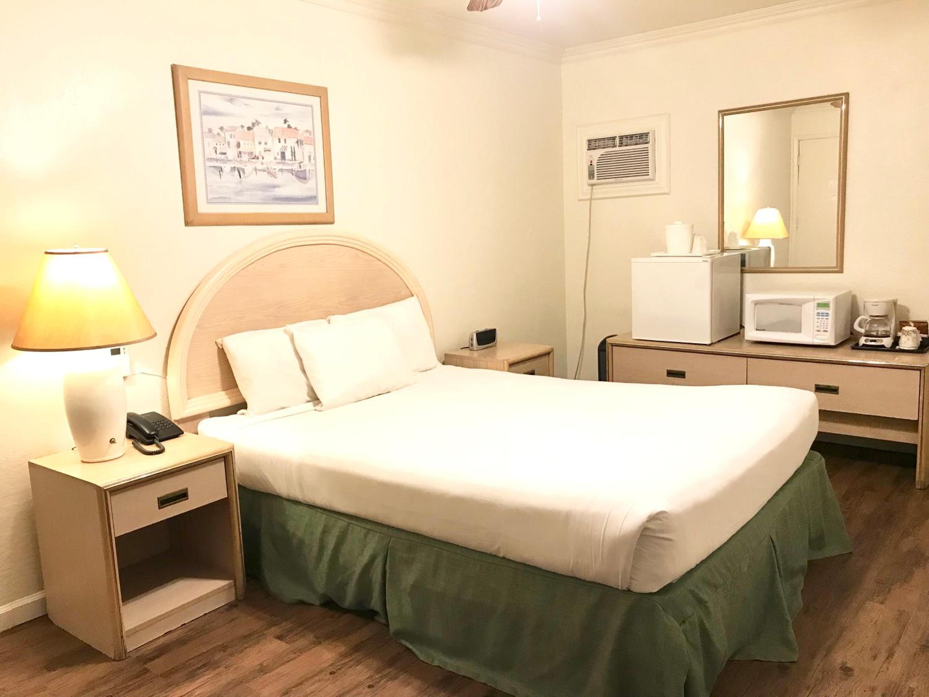 Queen Room photo 2