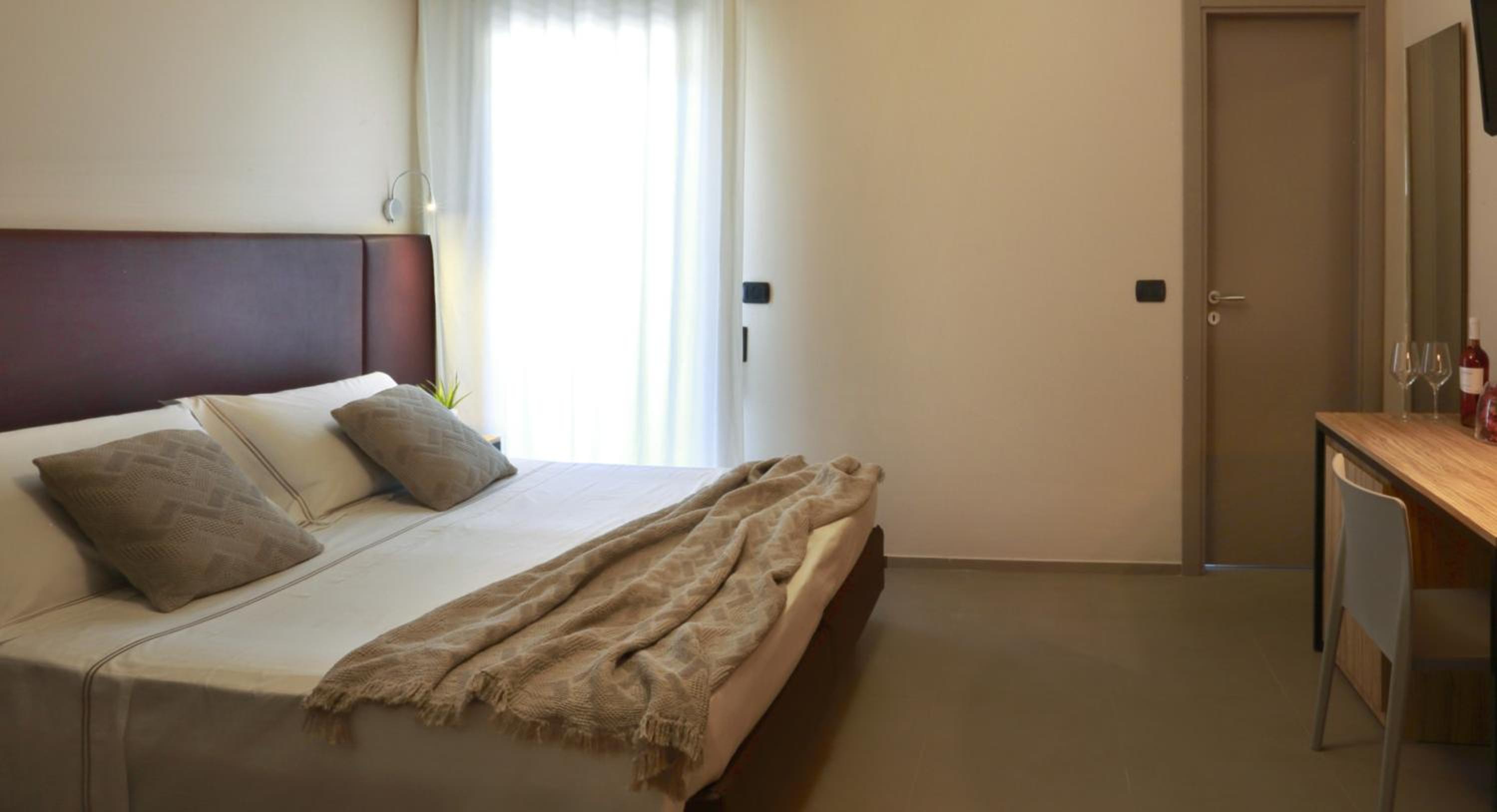 Deluxe Double Room - Photo 11