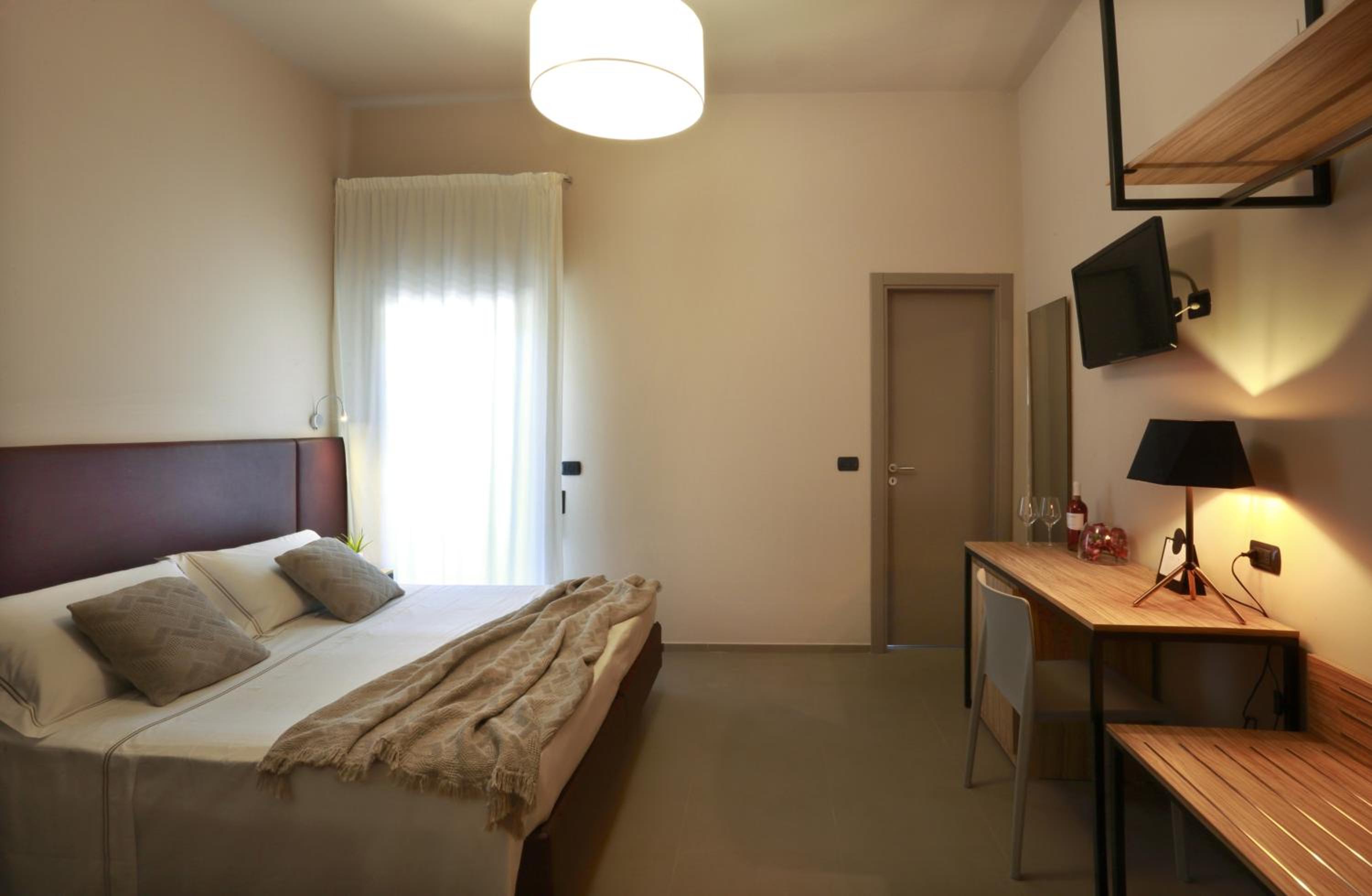 Deluxe Double Room - Photo 10