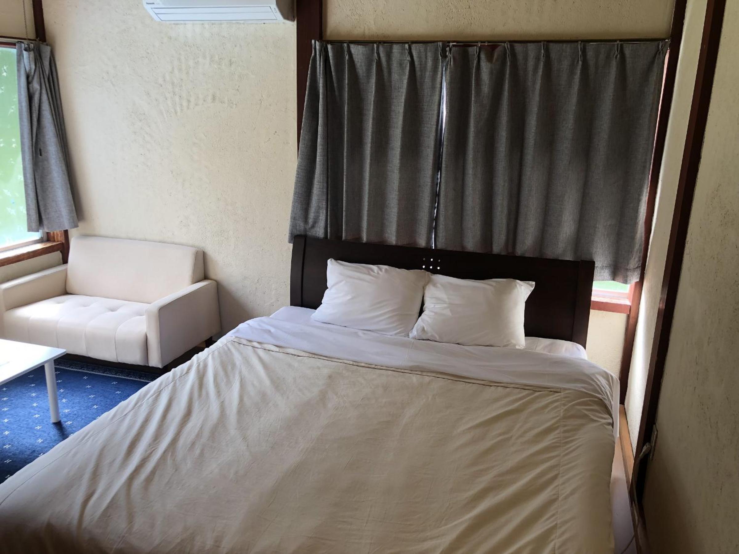 Queen Room photo 1