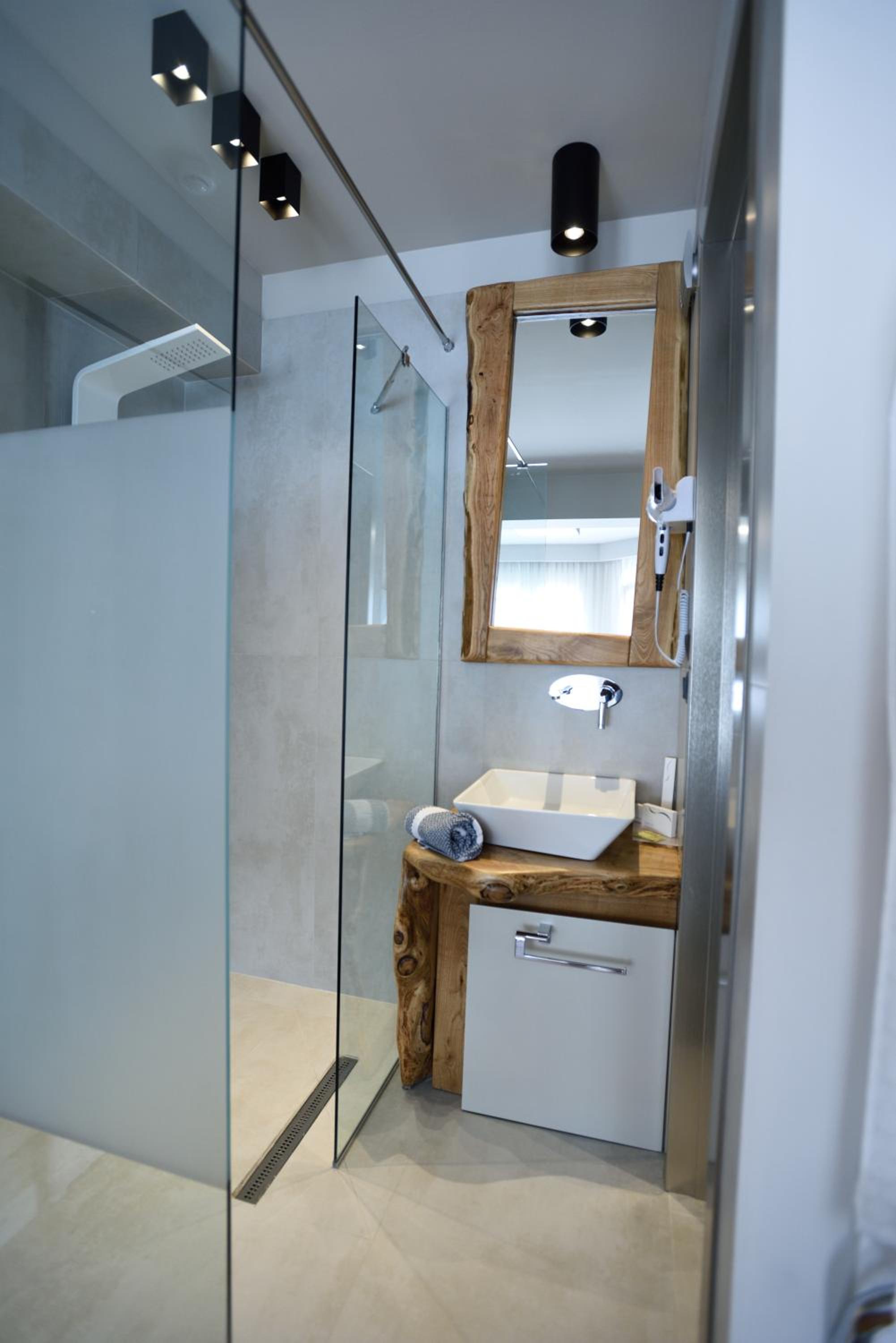 Superior Double or Twin Room with Partial Sea View photo 2
