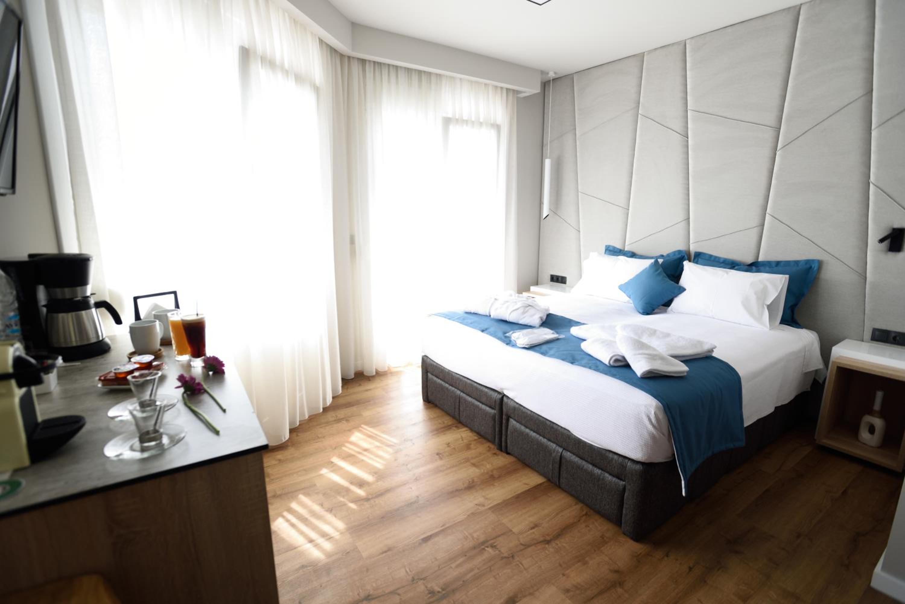 Superior Double or Twin Room with Partial Sea View photo 3