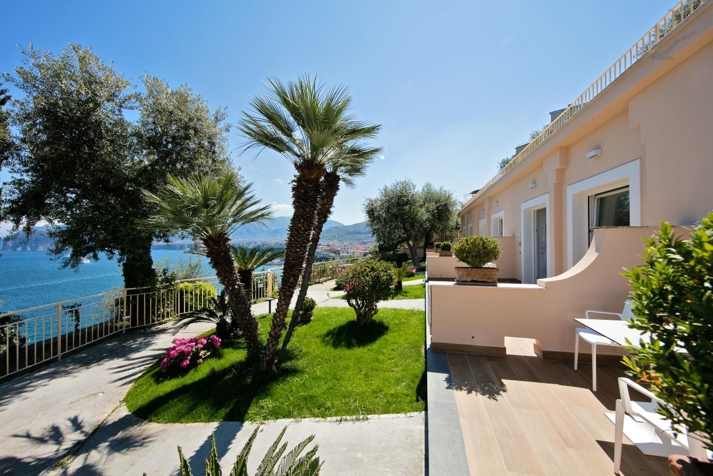 Deluxe Triple Room with Sea View - Photo 7