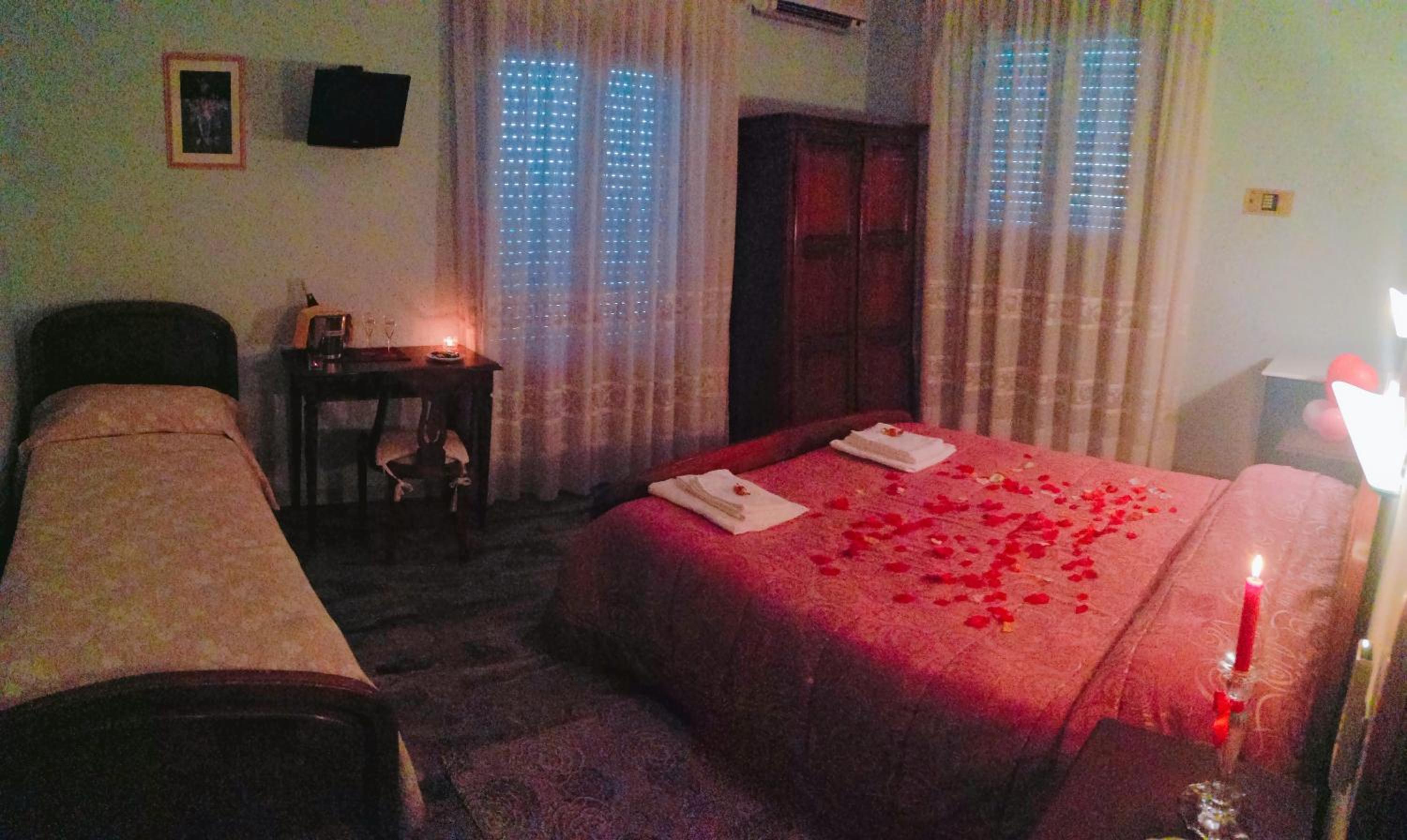 Double or Twin Room with Private Bathroom - Photo 17