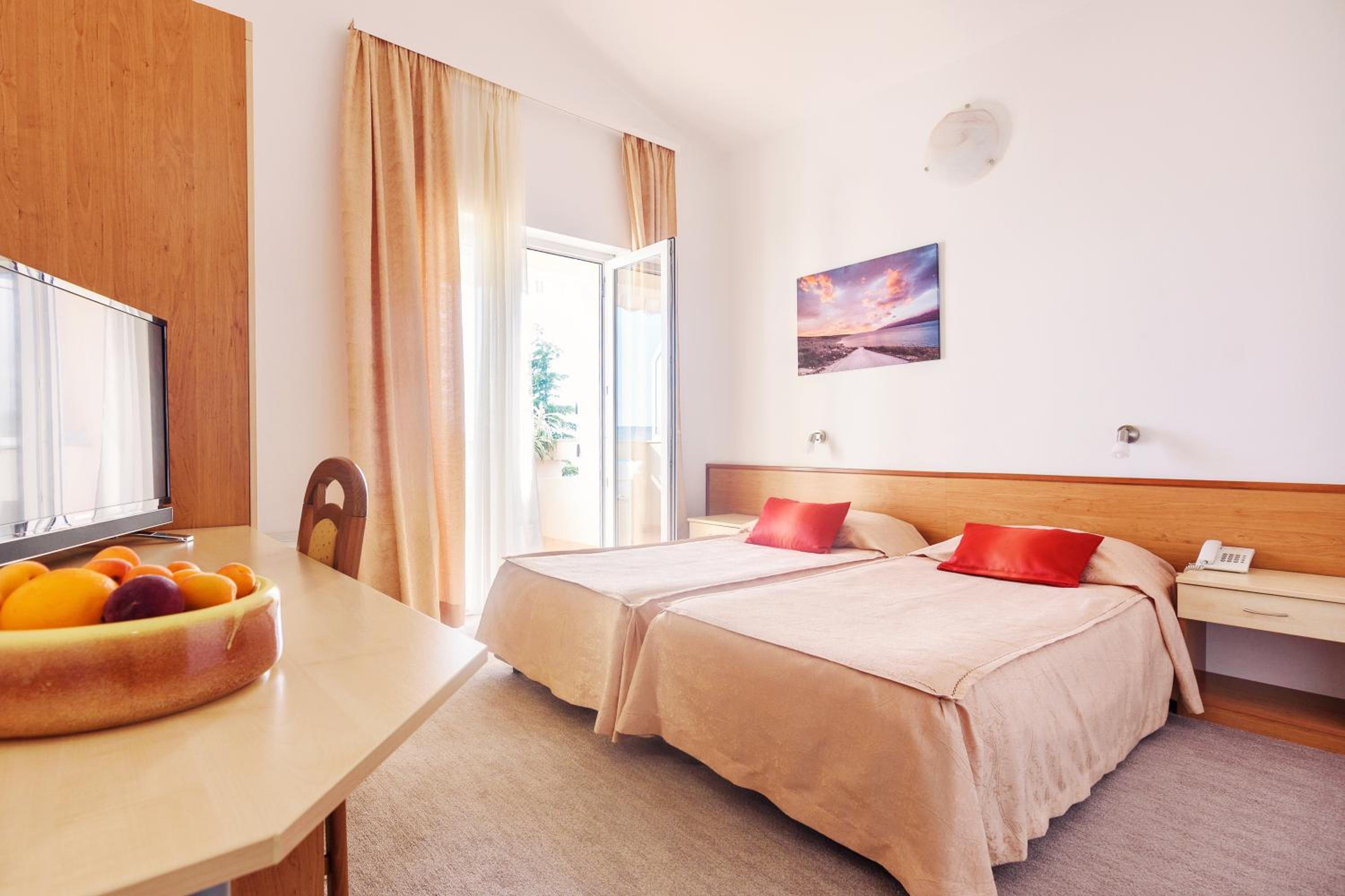 Double or Twin Room with Balcony and Sea View - Photo 4