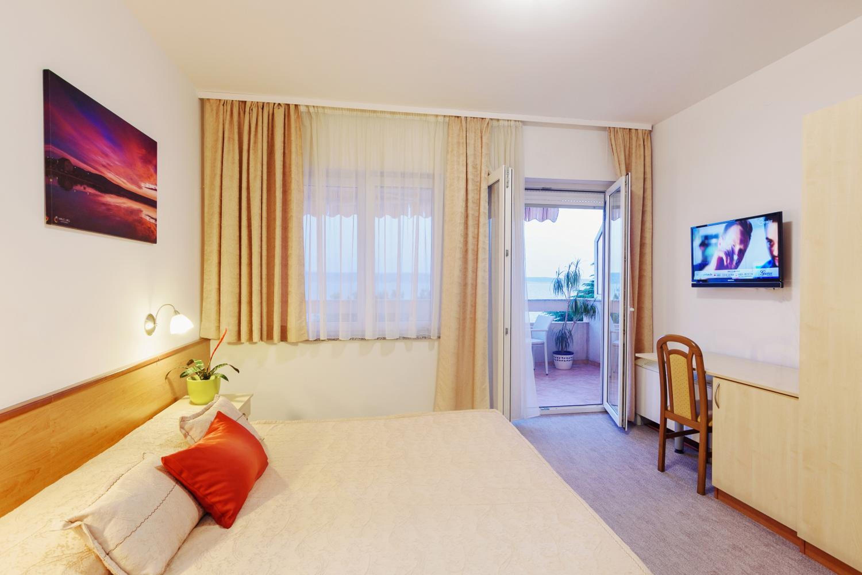 Double or Twin Room with Balcony and Sea View - Photo 1