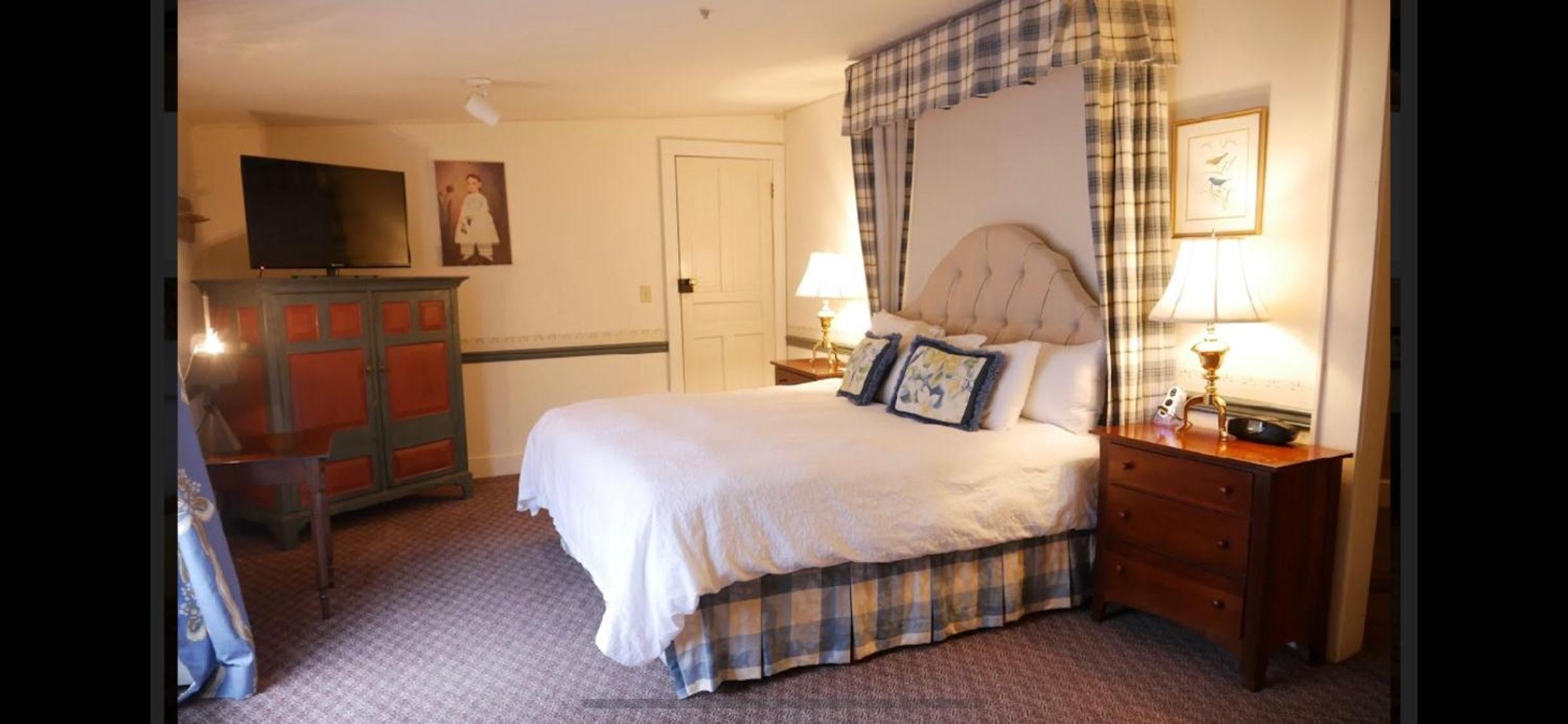 Deluxe King Room - Non-Smoking photo 2