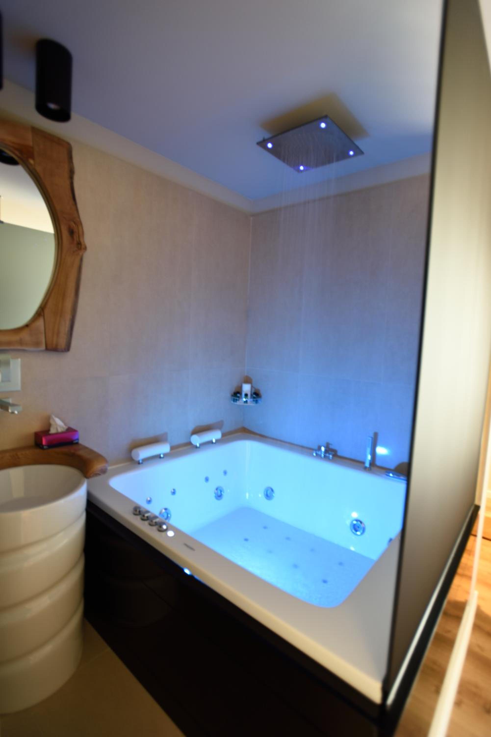 Suite with Jacuzzi photo 2