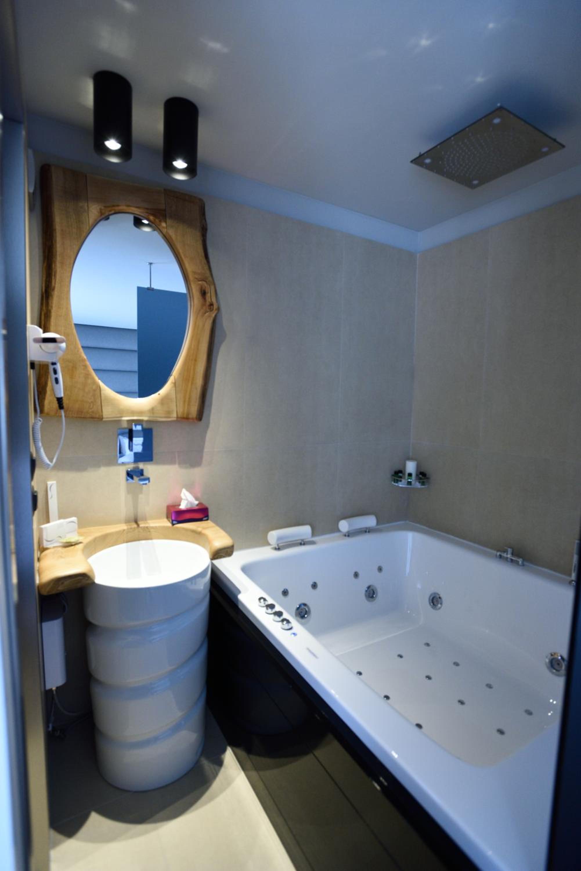 Suite with Jacuzzi photo 3