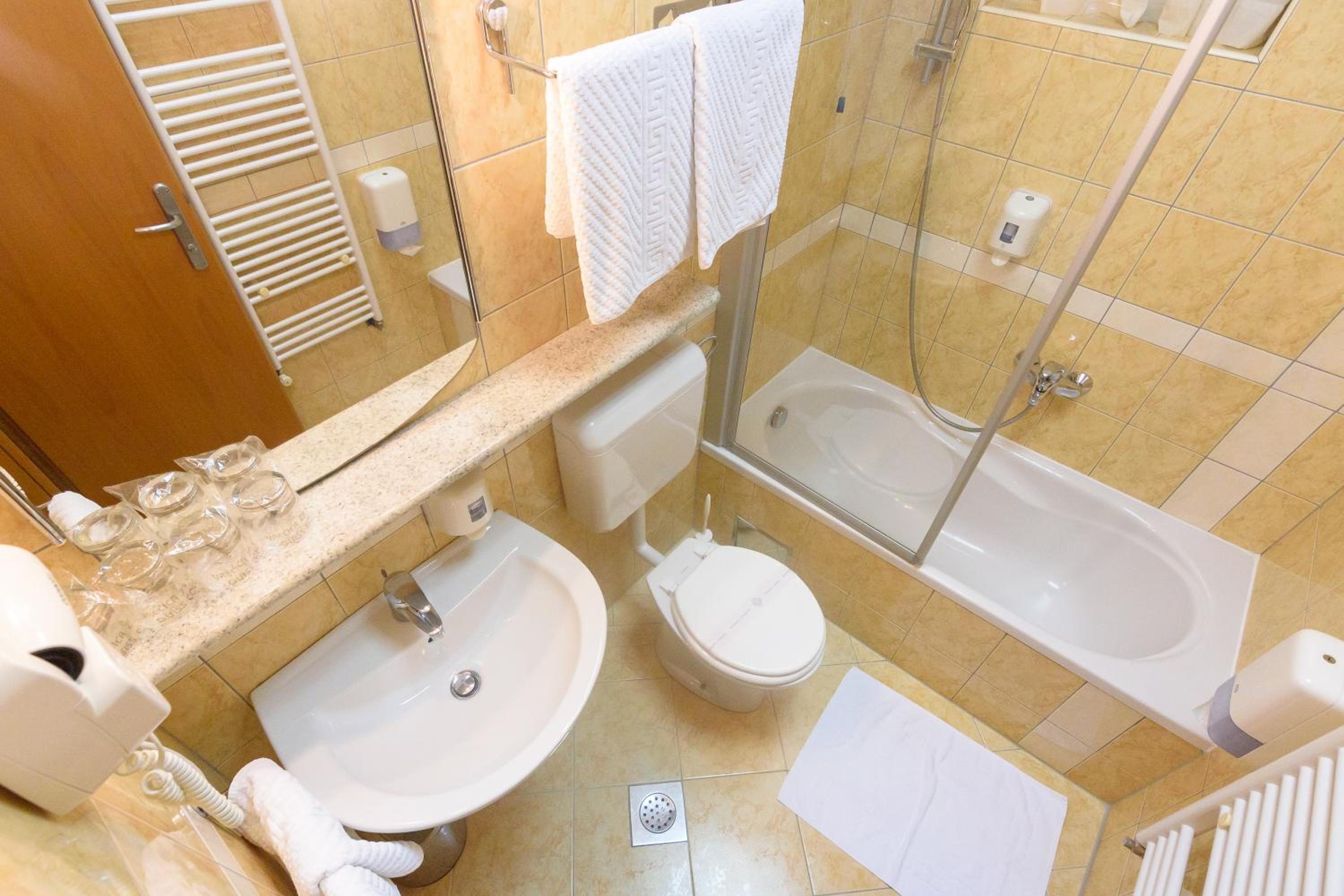Family Suite with Balcony and Sea View - Photo 8