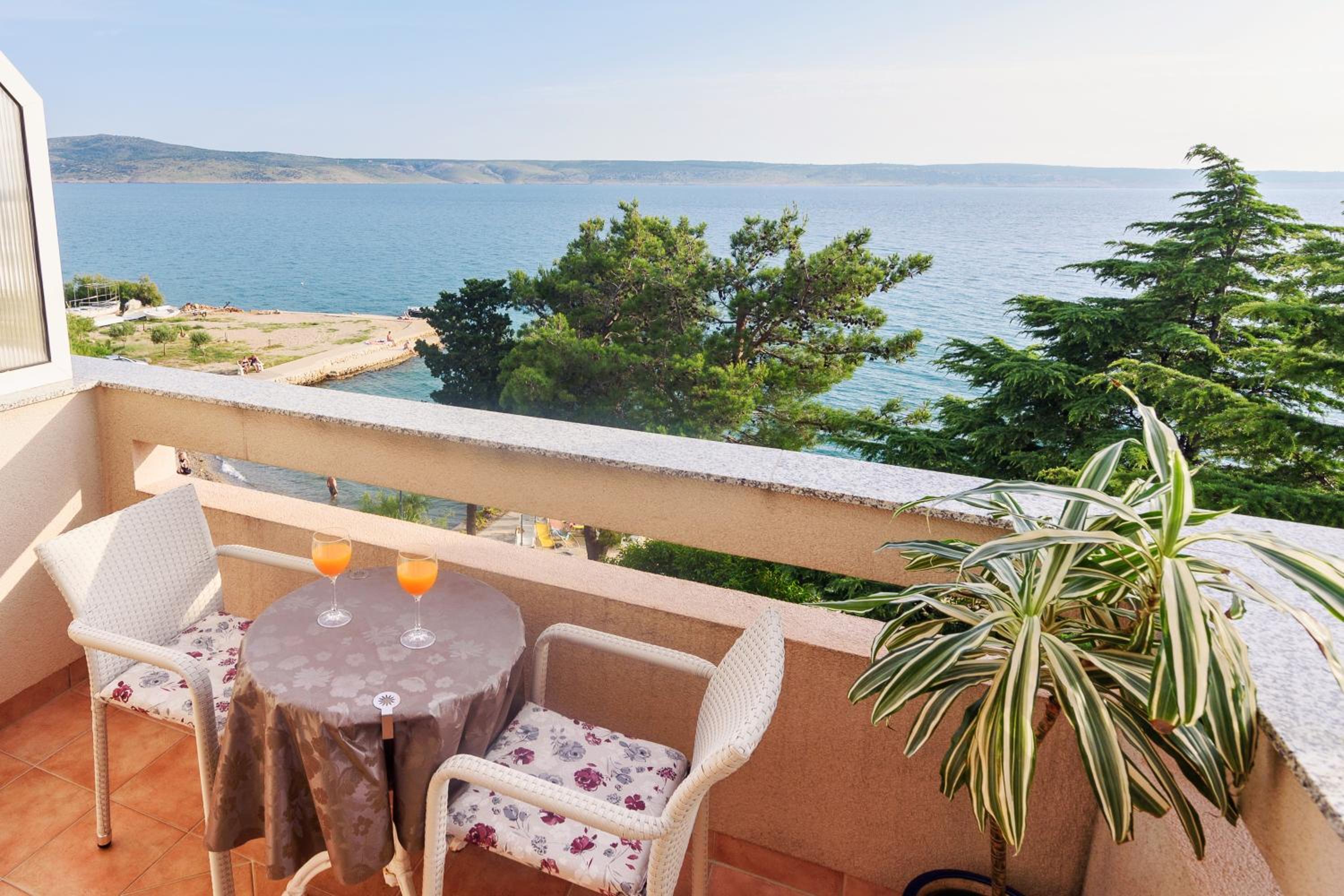 Double or Twin Room with Balcony and Sea View - Photo 2