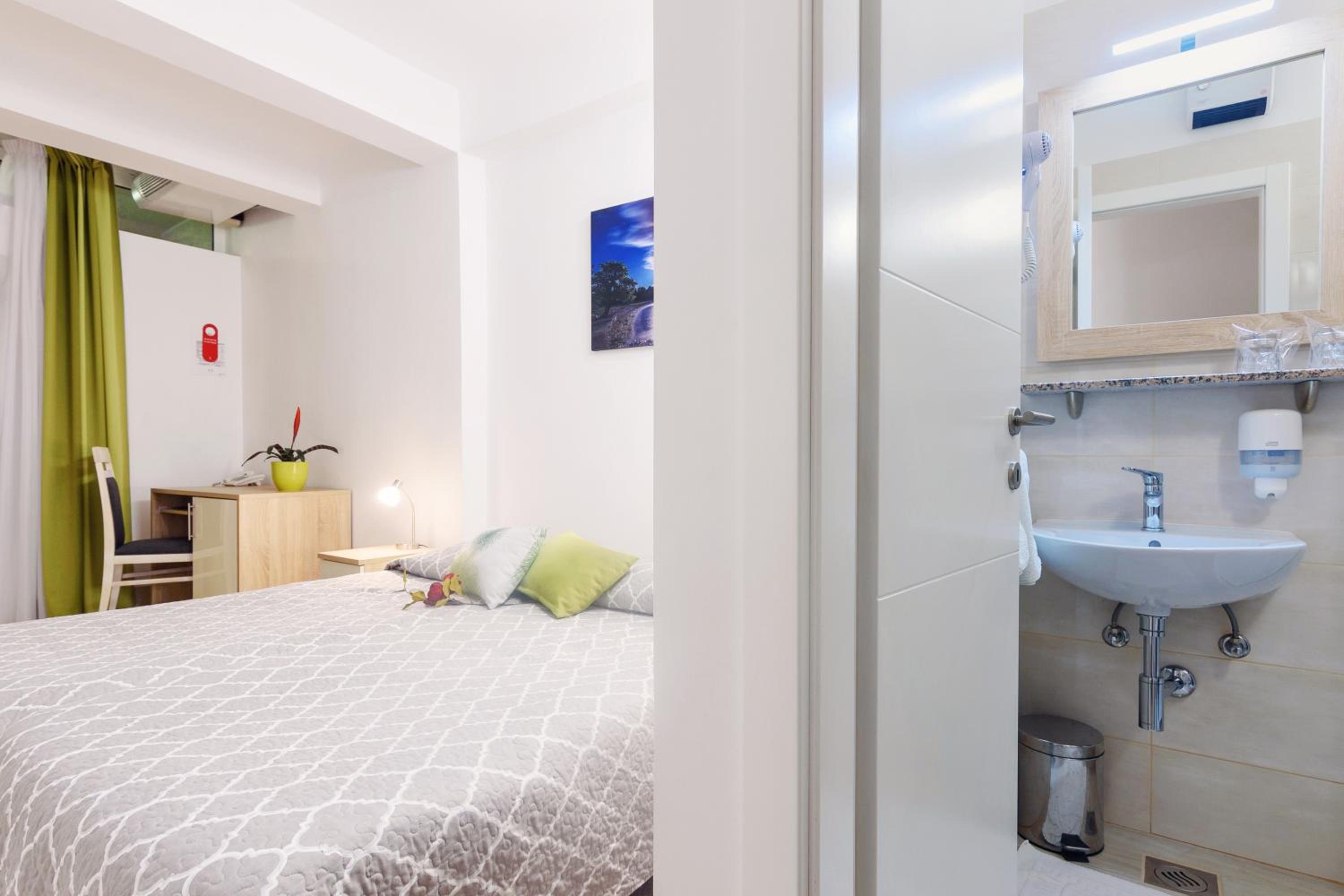 Twin Room with Terrace - Photo 4