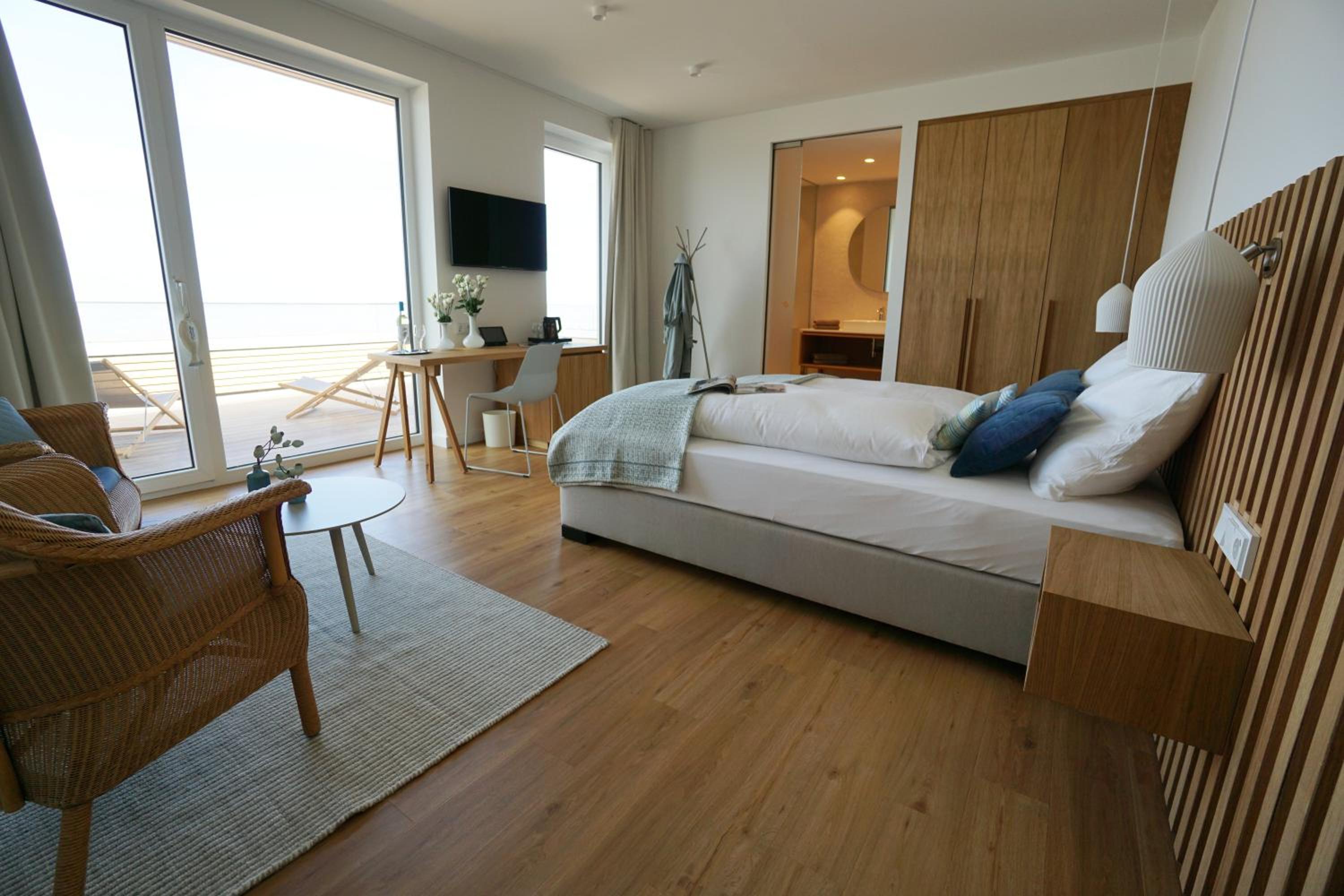 Deluxe Double Room with Balcony and Sea View