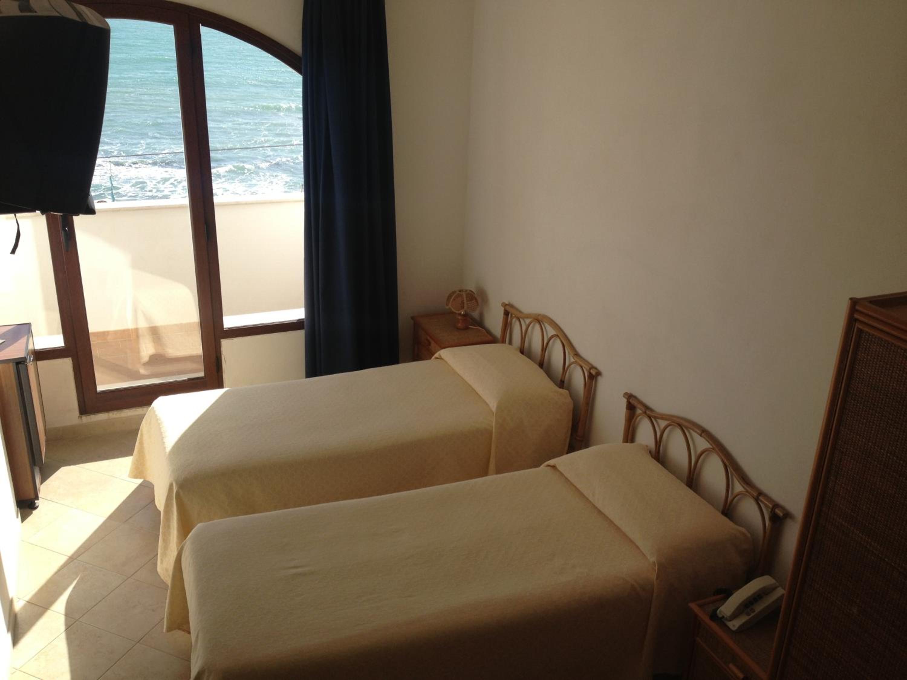 Double or Twin Room with Sea View photo 3