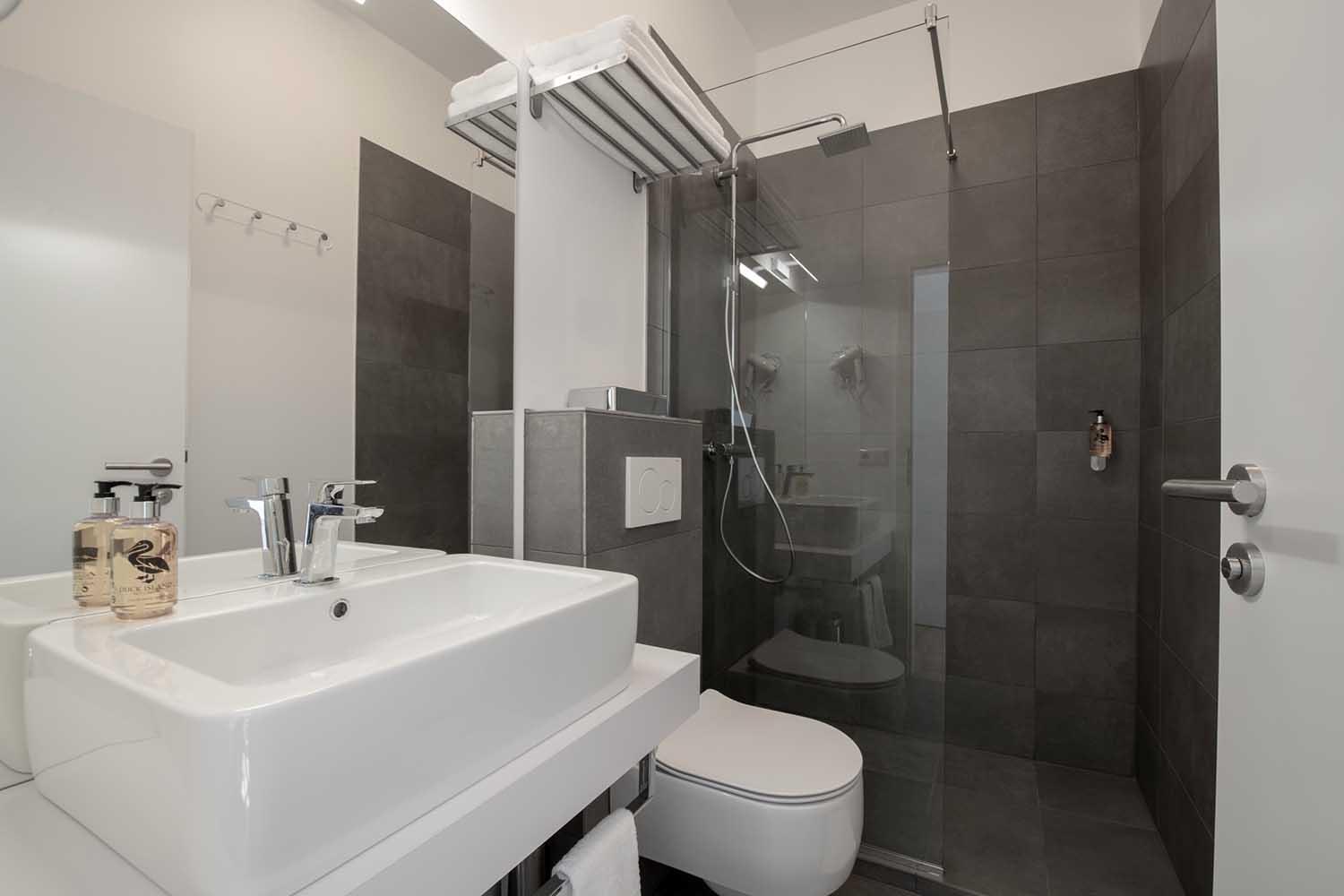 Double or Twin Room - Photo 8