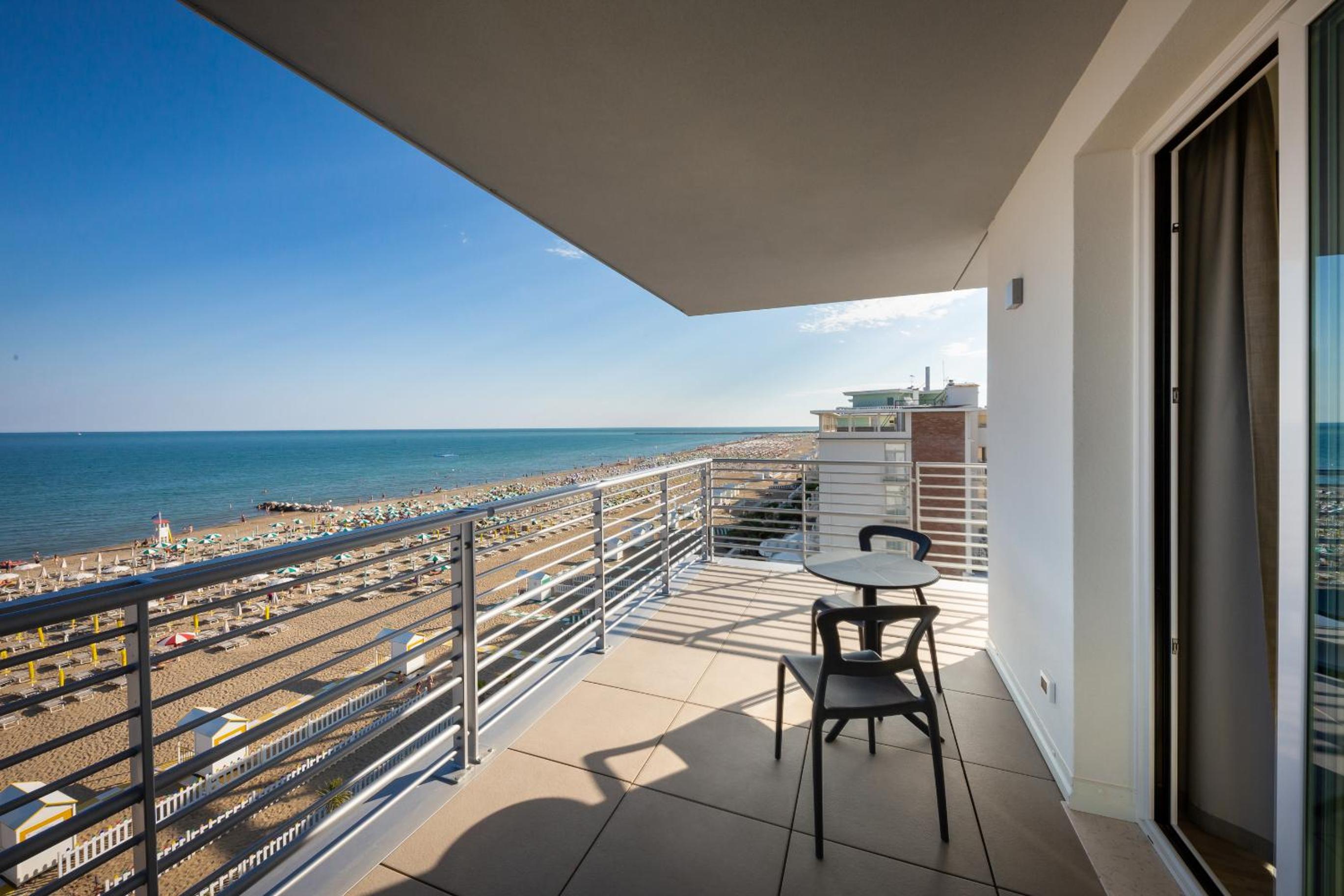 Beachfront Family Room photo 2