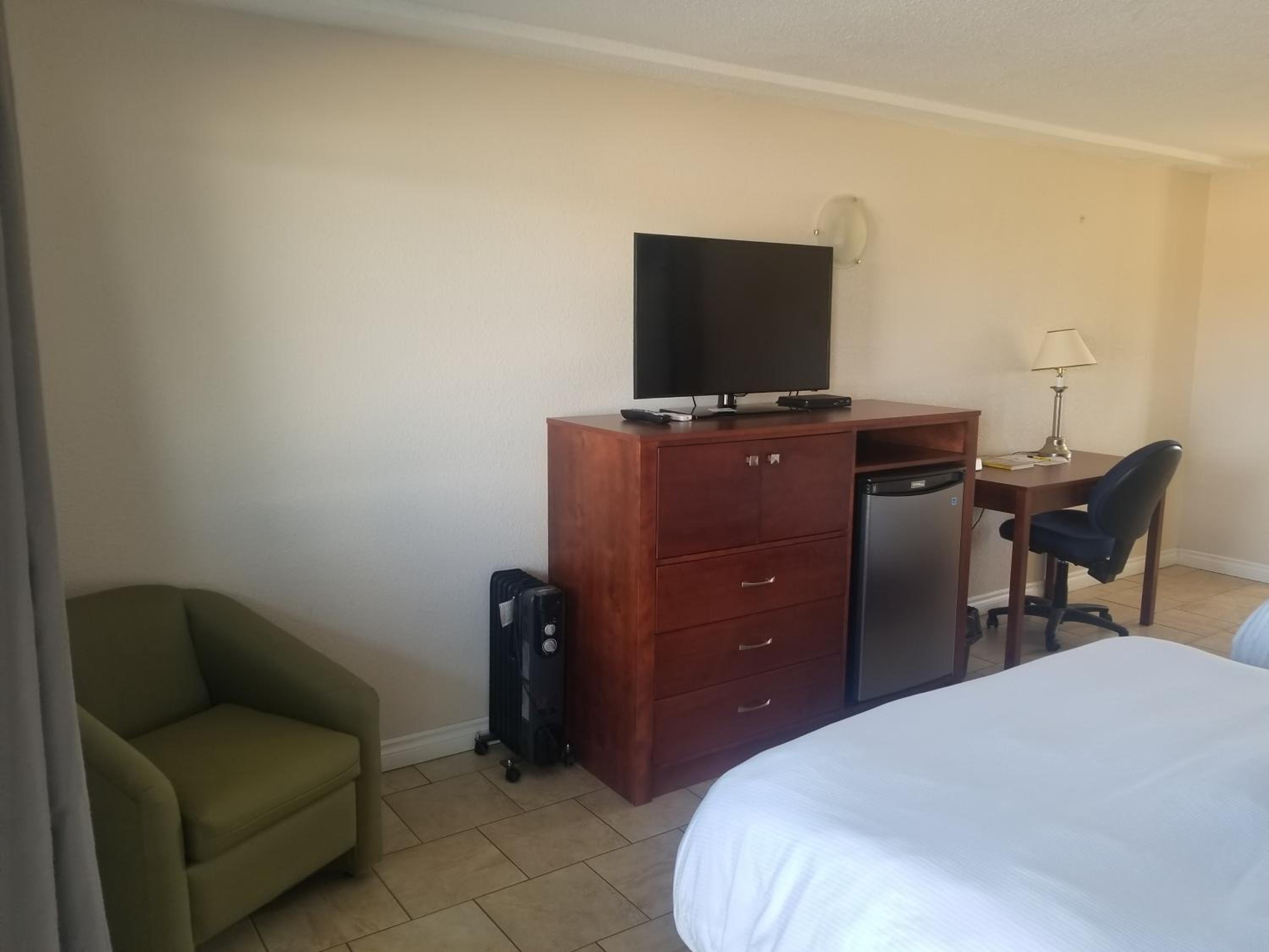 Queen Room with Two Queen Beds - Non-Smoking photo 1