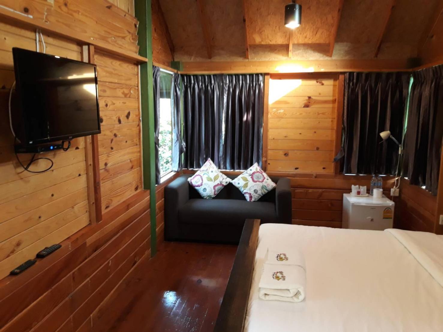 Deluxe Room (2 Adults + 1 Child)