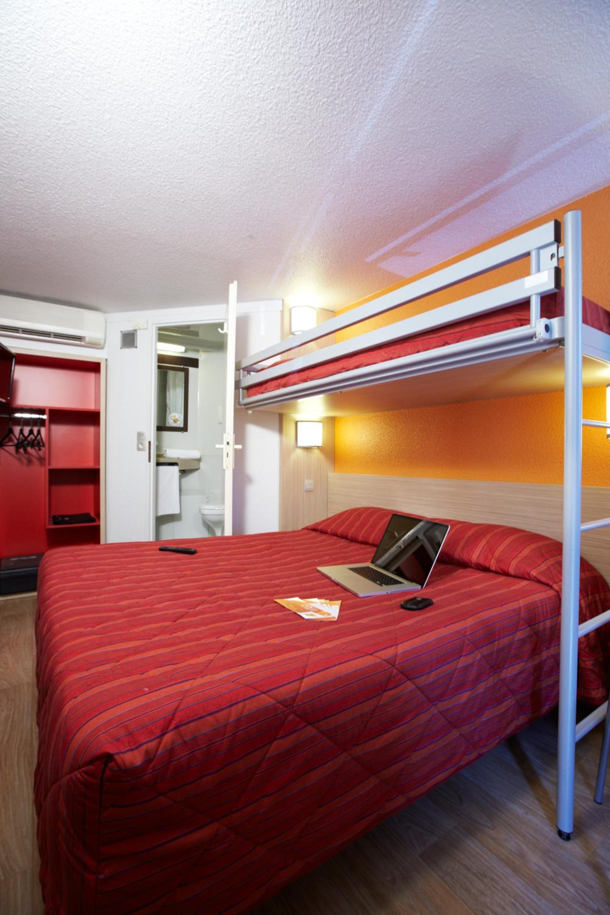 Triple Room (1 Double Bed + 1 Single Bed) - Photo 1