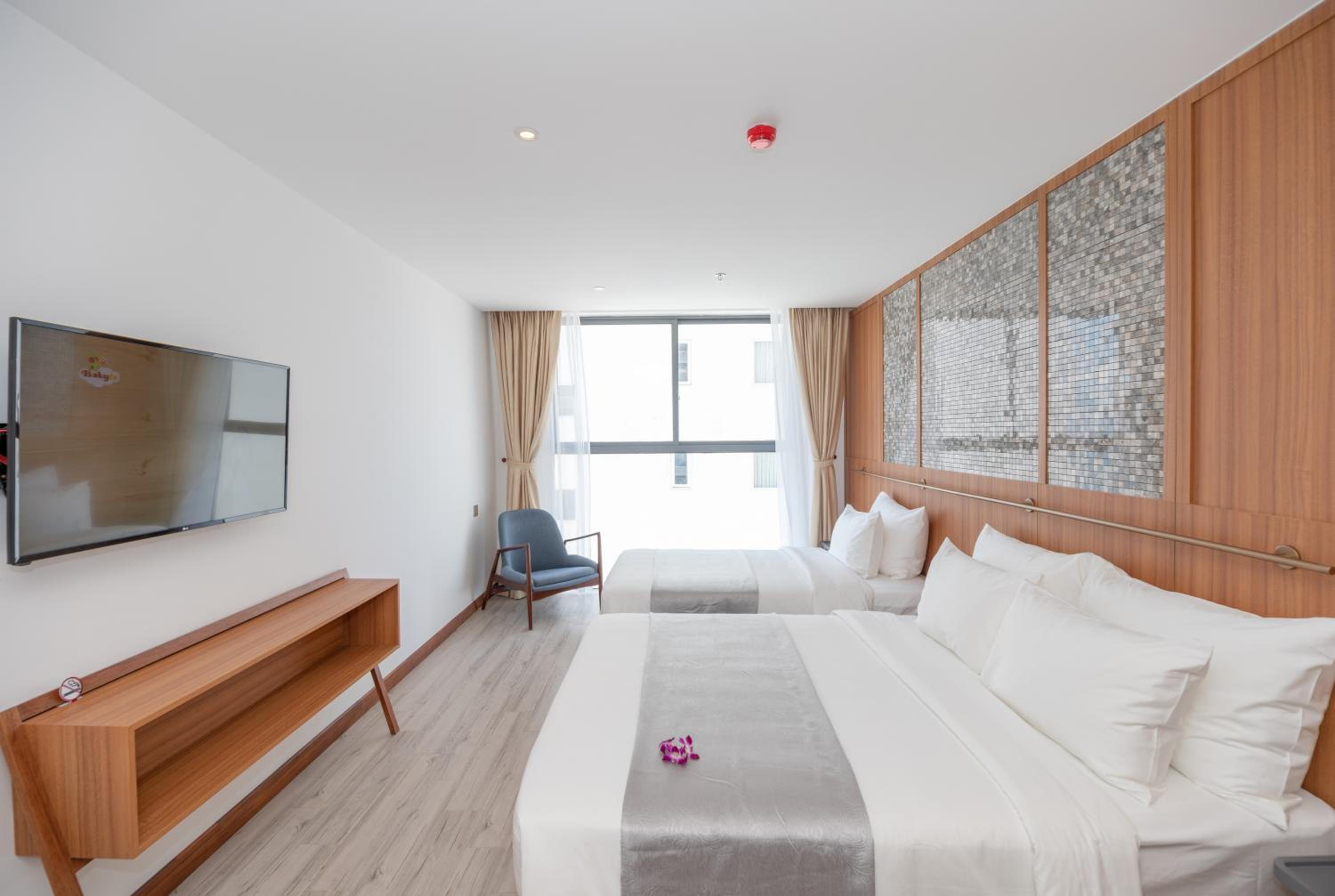 Deluxe Triple Room with Partial Sea View photo 3