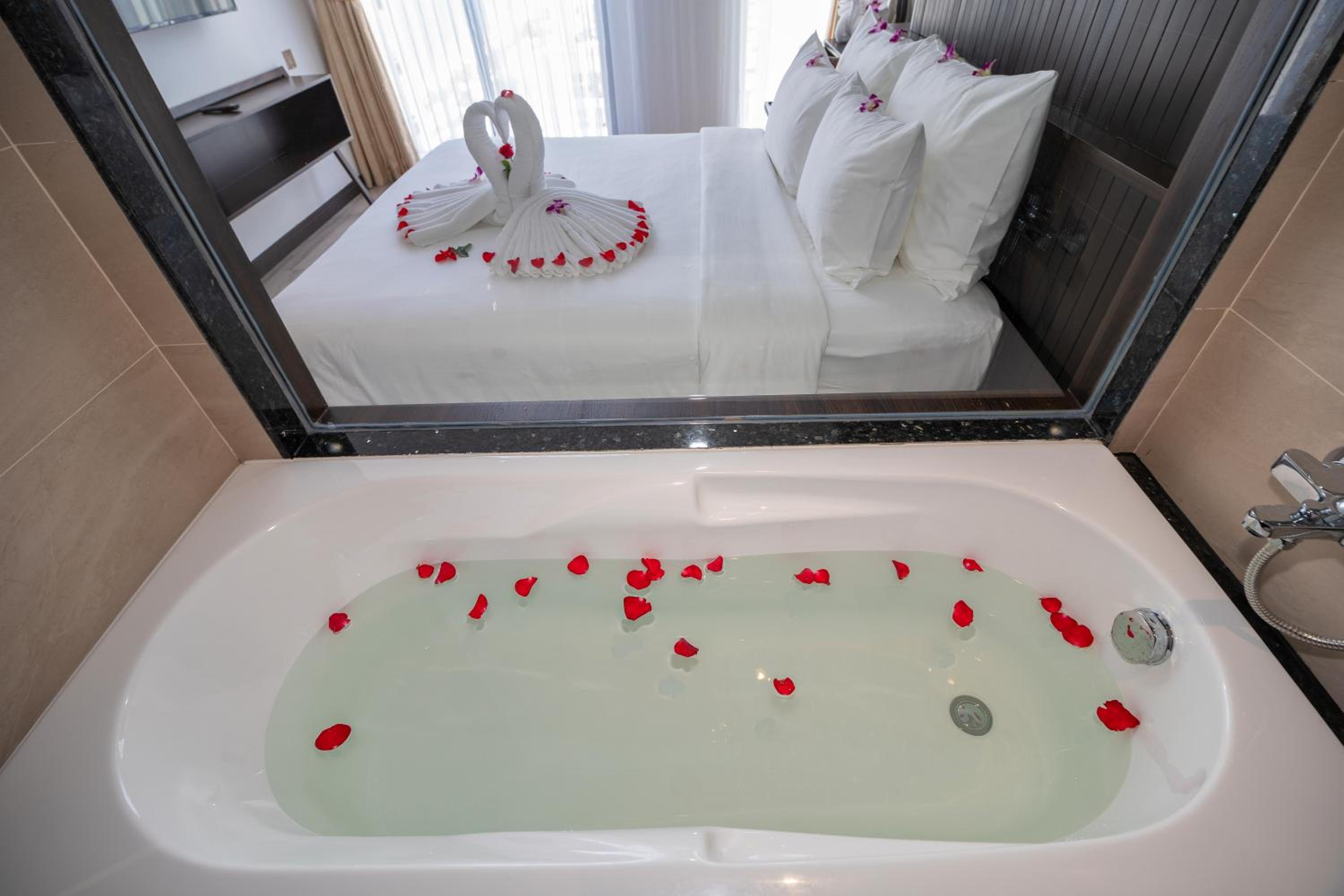 Deluxe Double or Twin Room with Partial Sea View photo 2