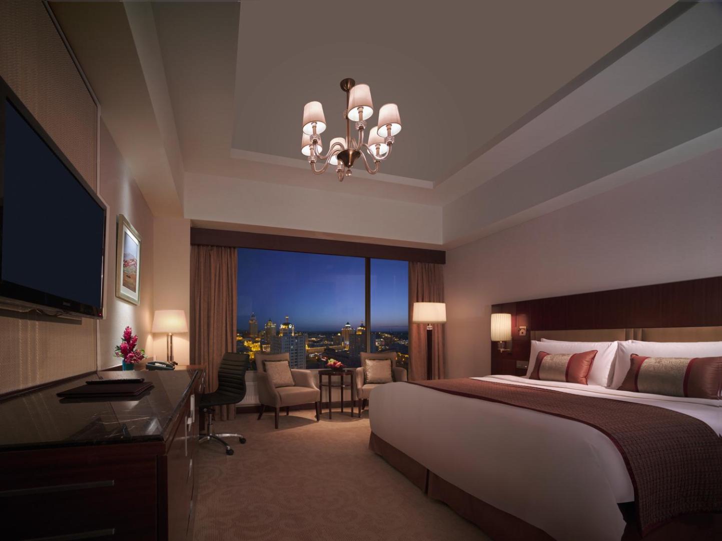 Deluxe King Room with City View photo 1