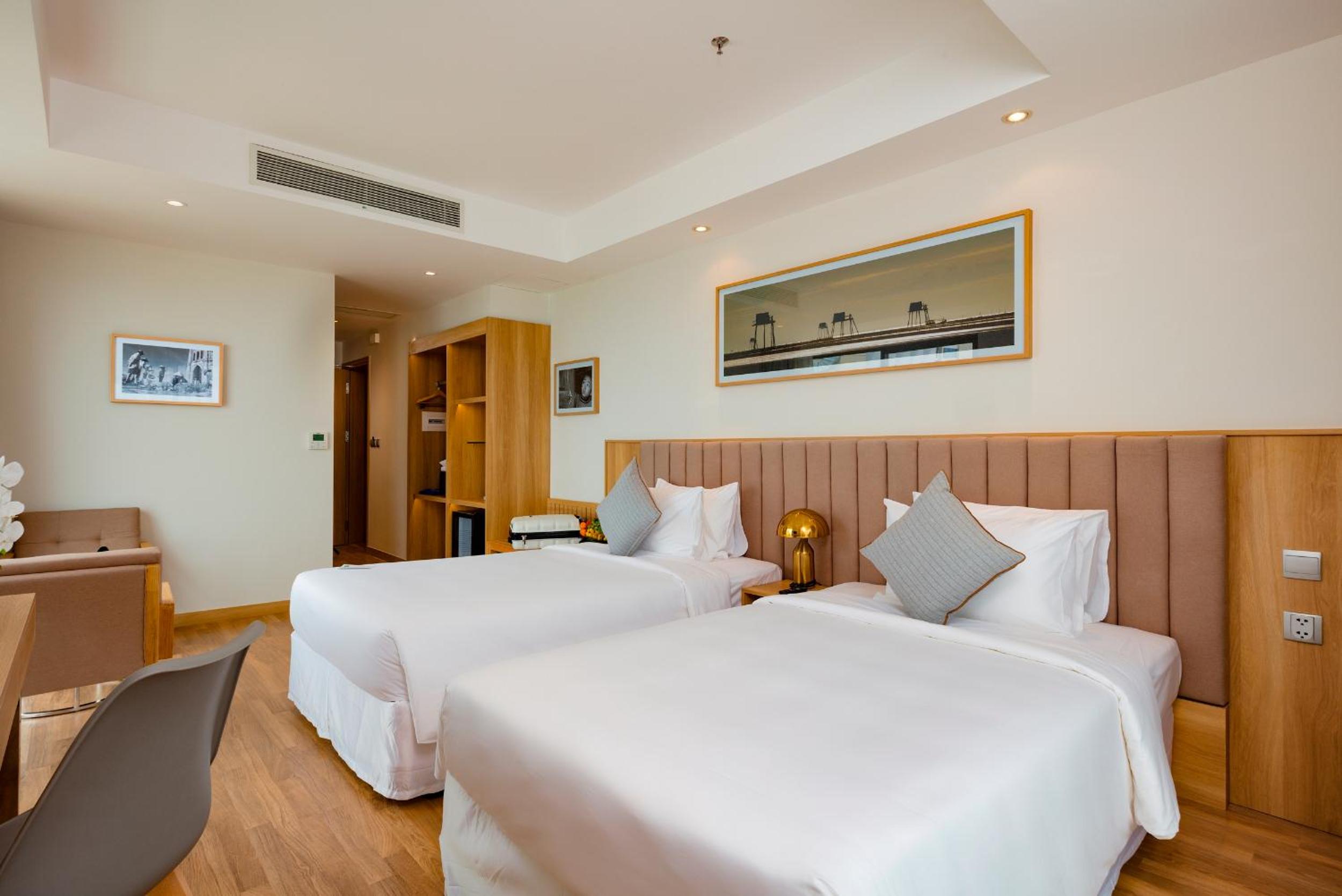 Senior Deluxe Twin Room with City View and Balcony photo 3