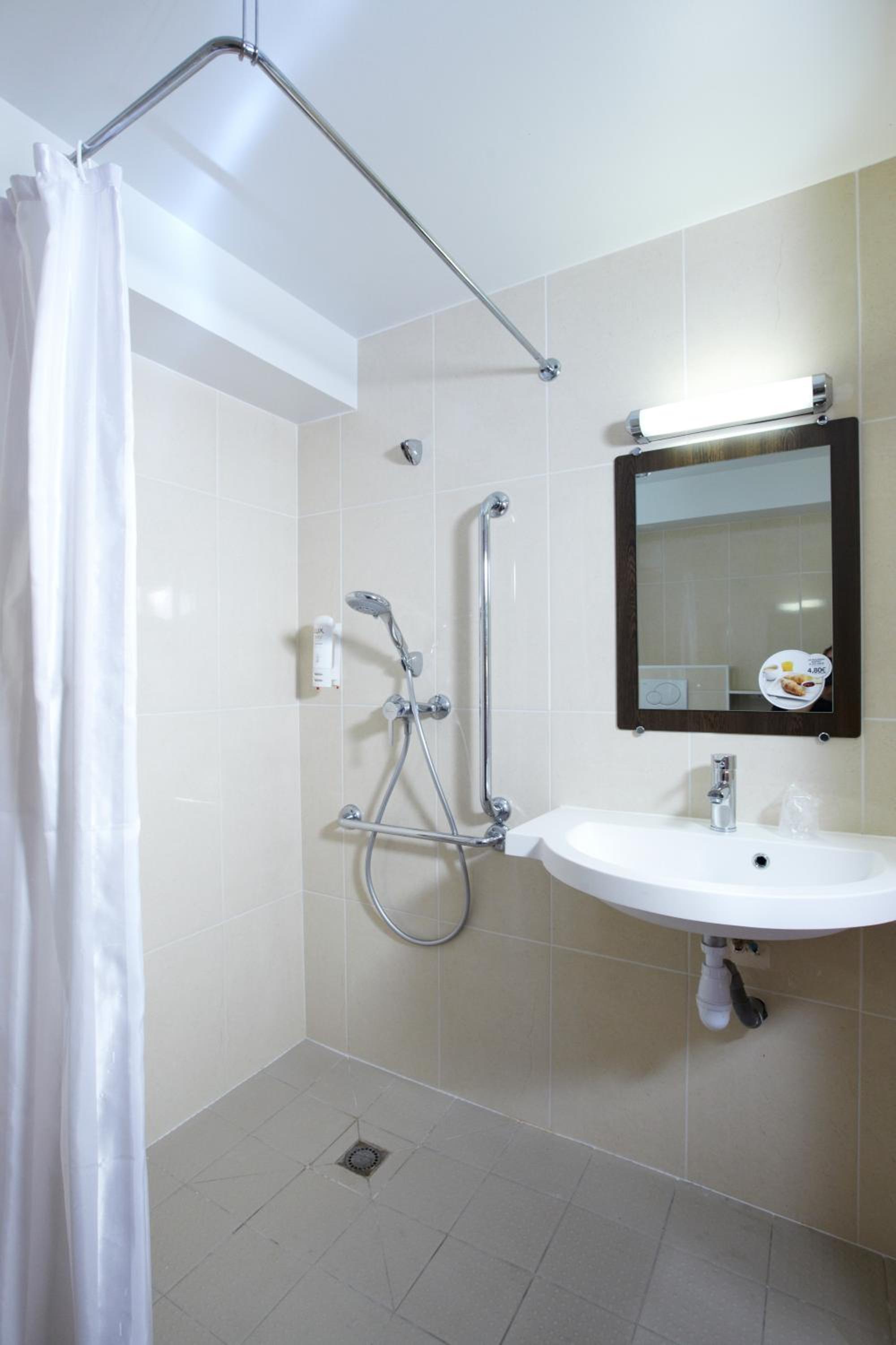 Triple Room (1 Double Bed + 1 Single Bed) - Photo 4