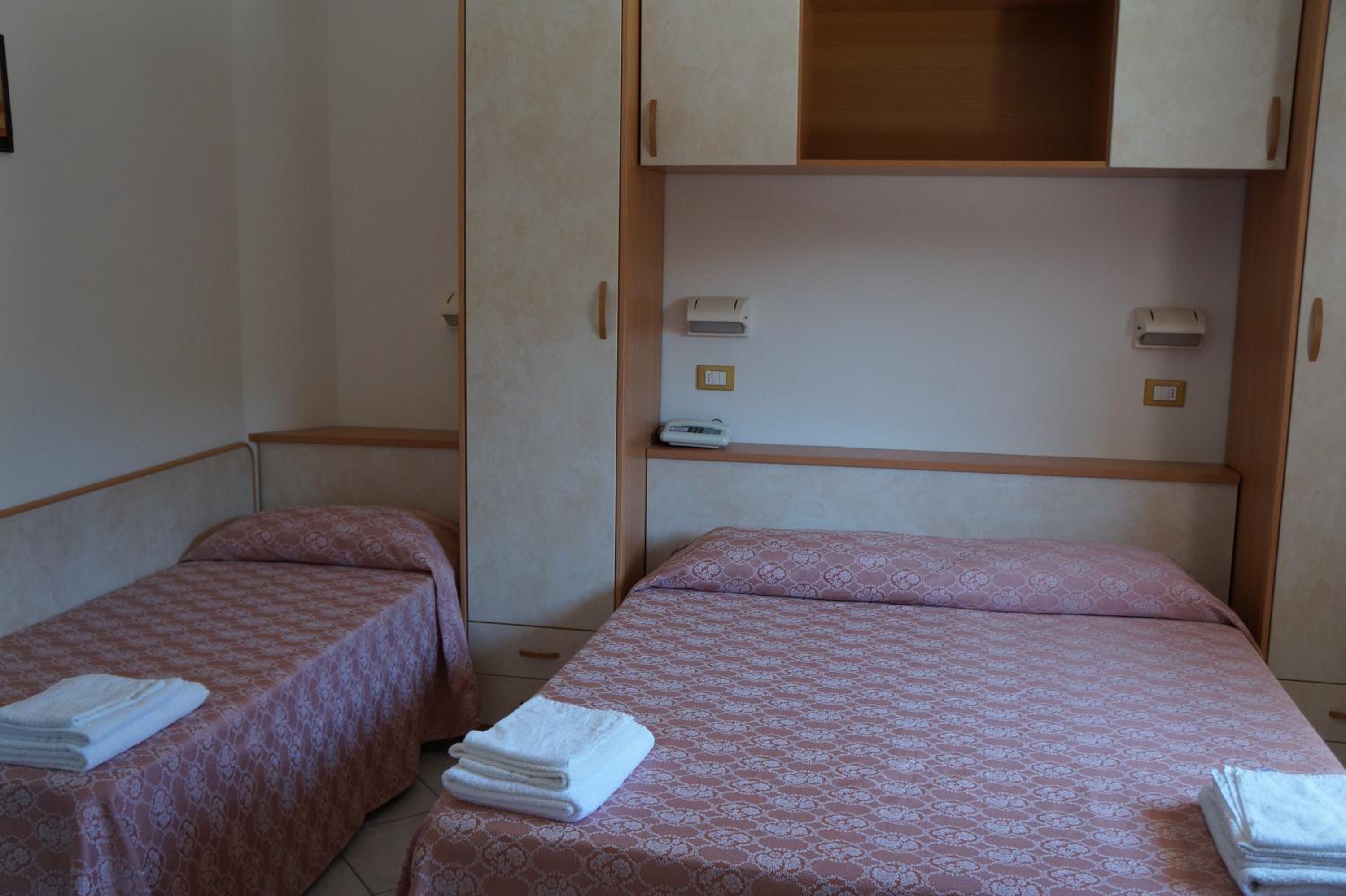 Triple Room  with Private External Bathroom- attic photo 2