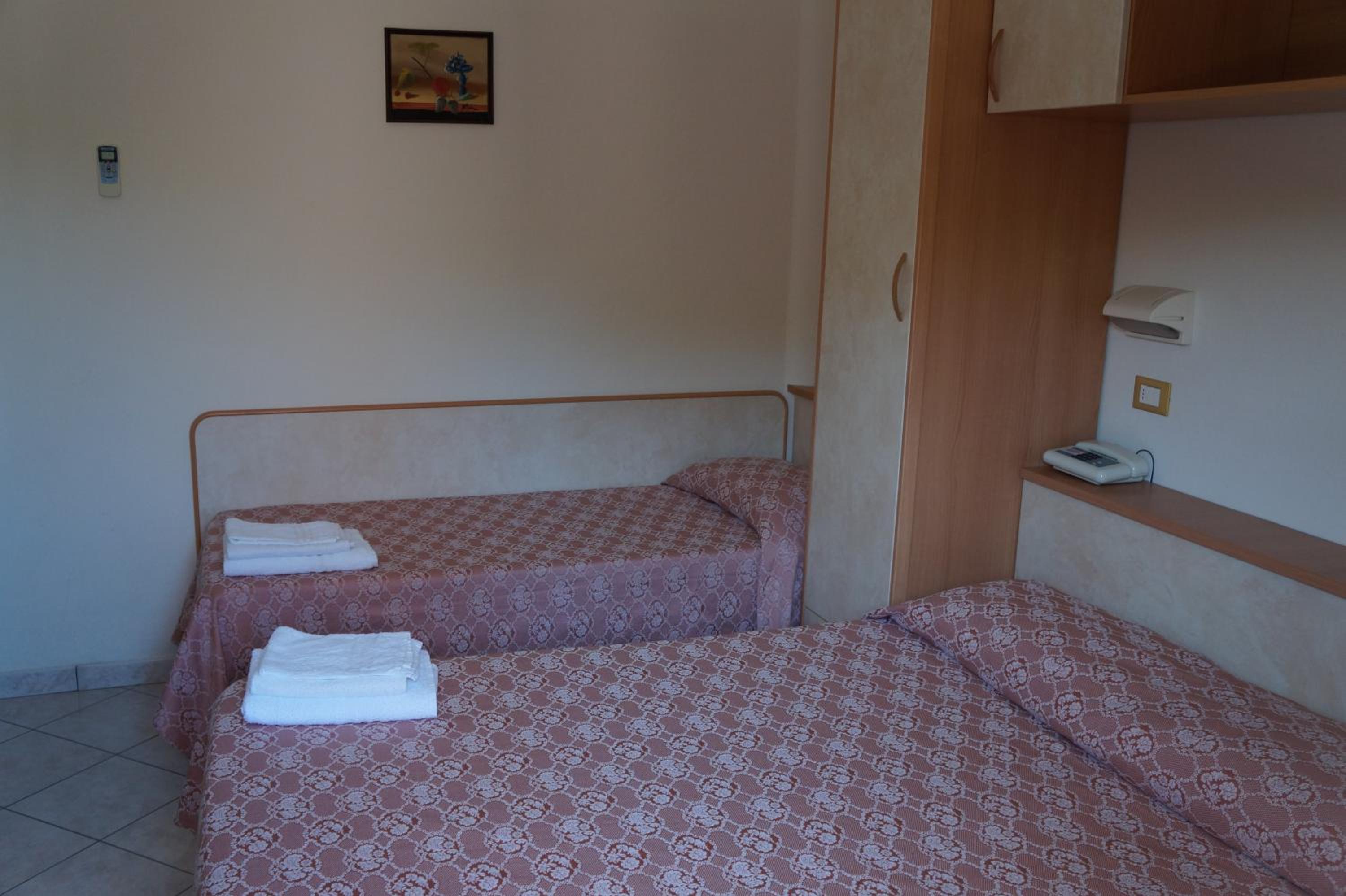 Triple Room  with Private External Bathroom- attic photo 1