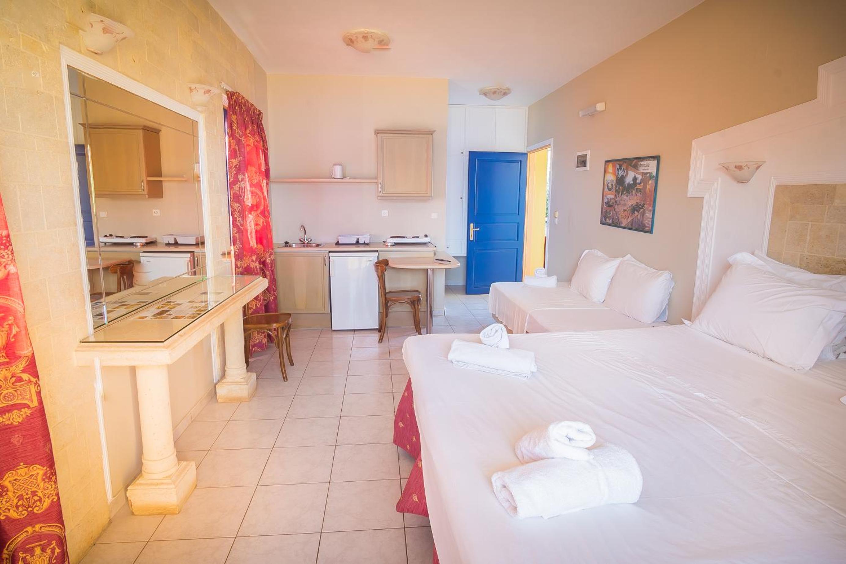 Deluxe Studio with Balcony and Garden View - Photo 7