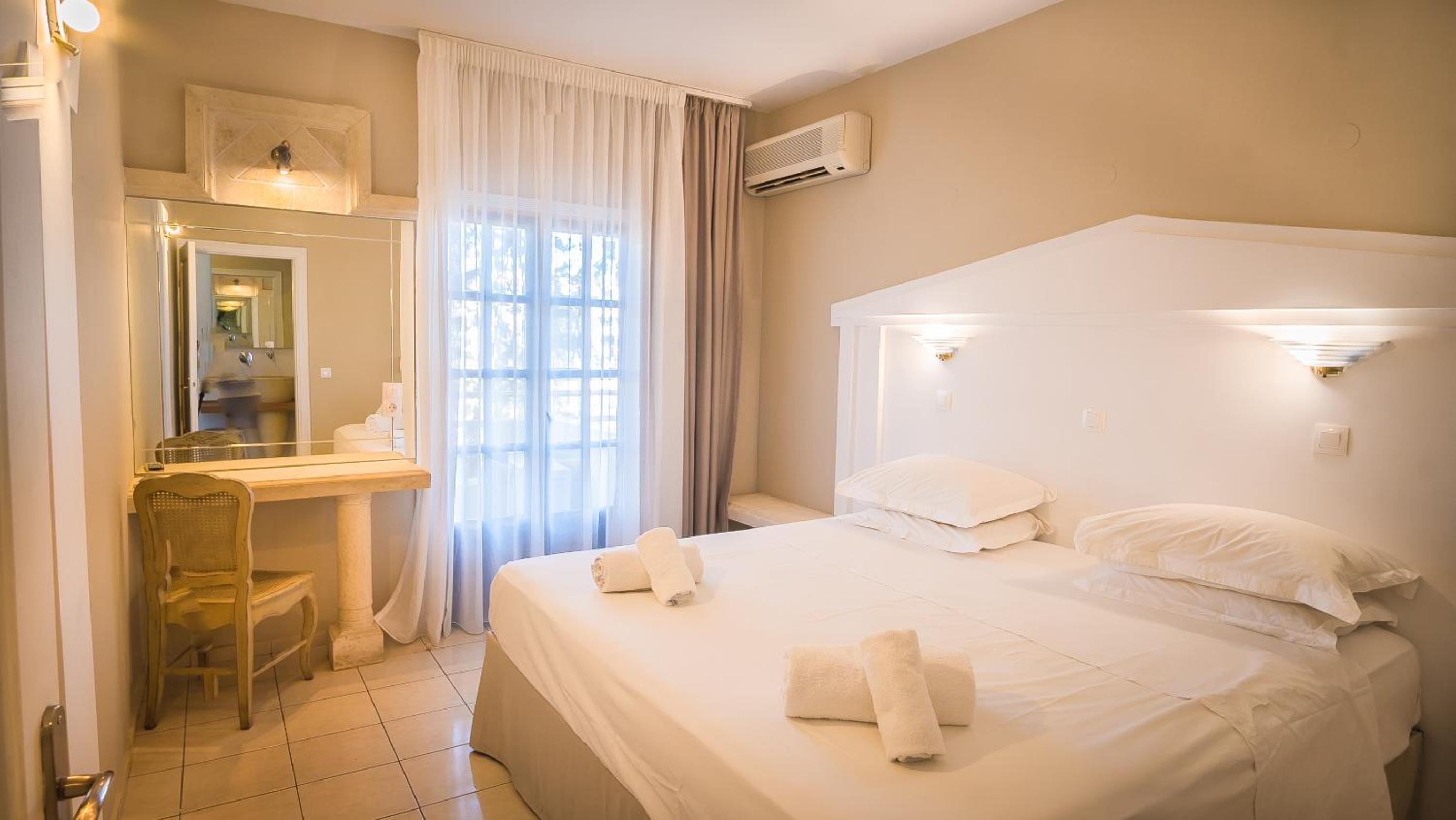 Junior Suite with Balcony and Pool View - Photo 2