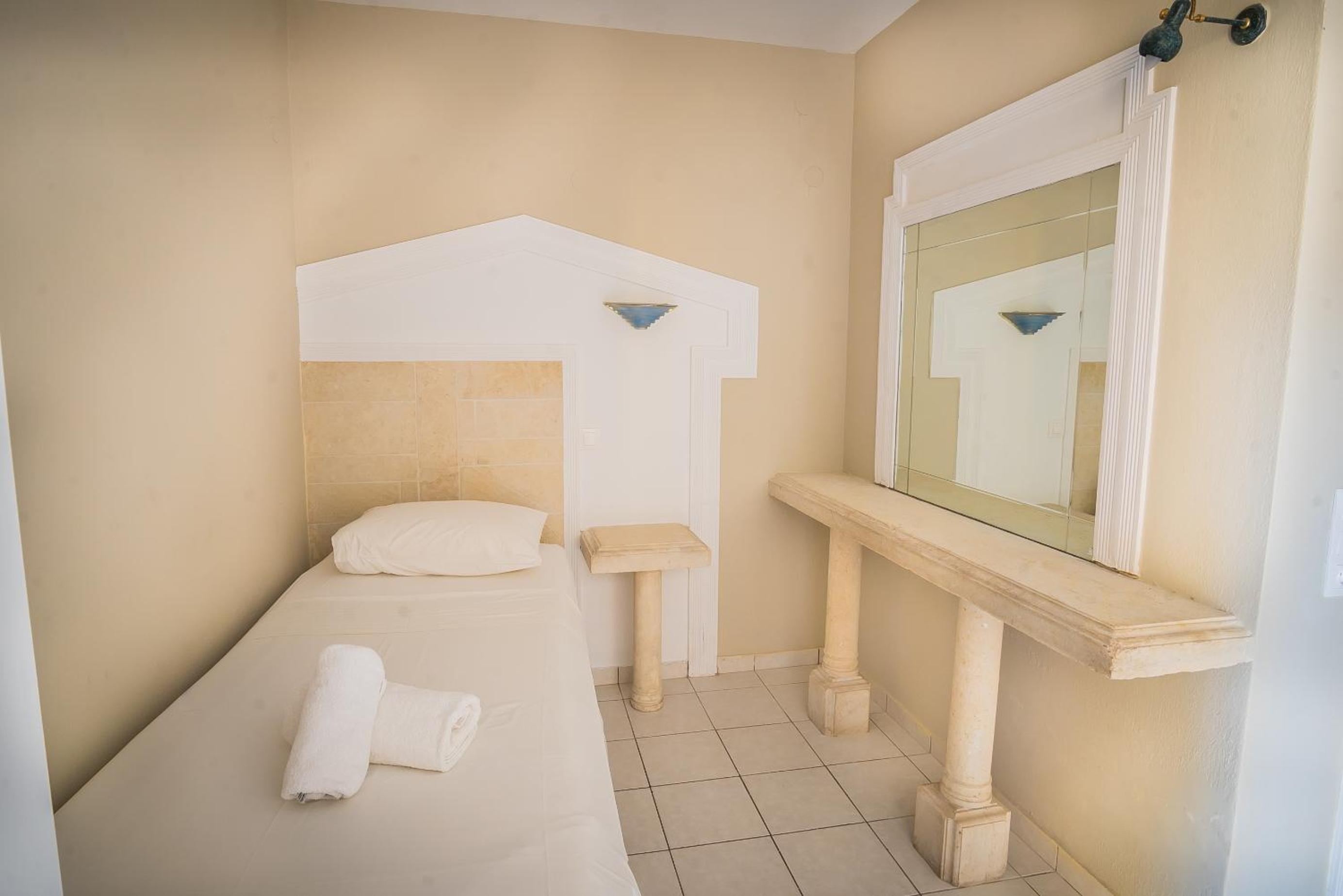 Junior Suite with Garden View - Ground Floor (6 Adults) - Photo 7