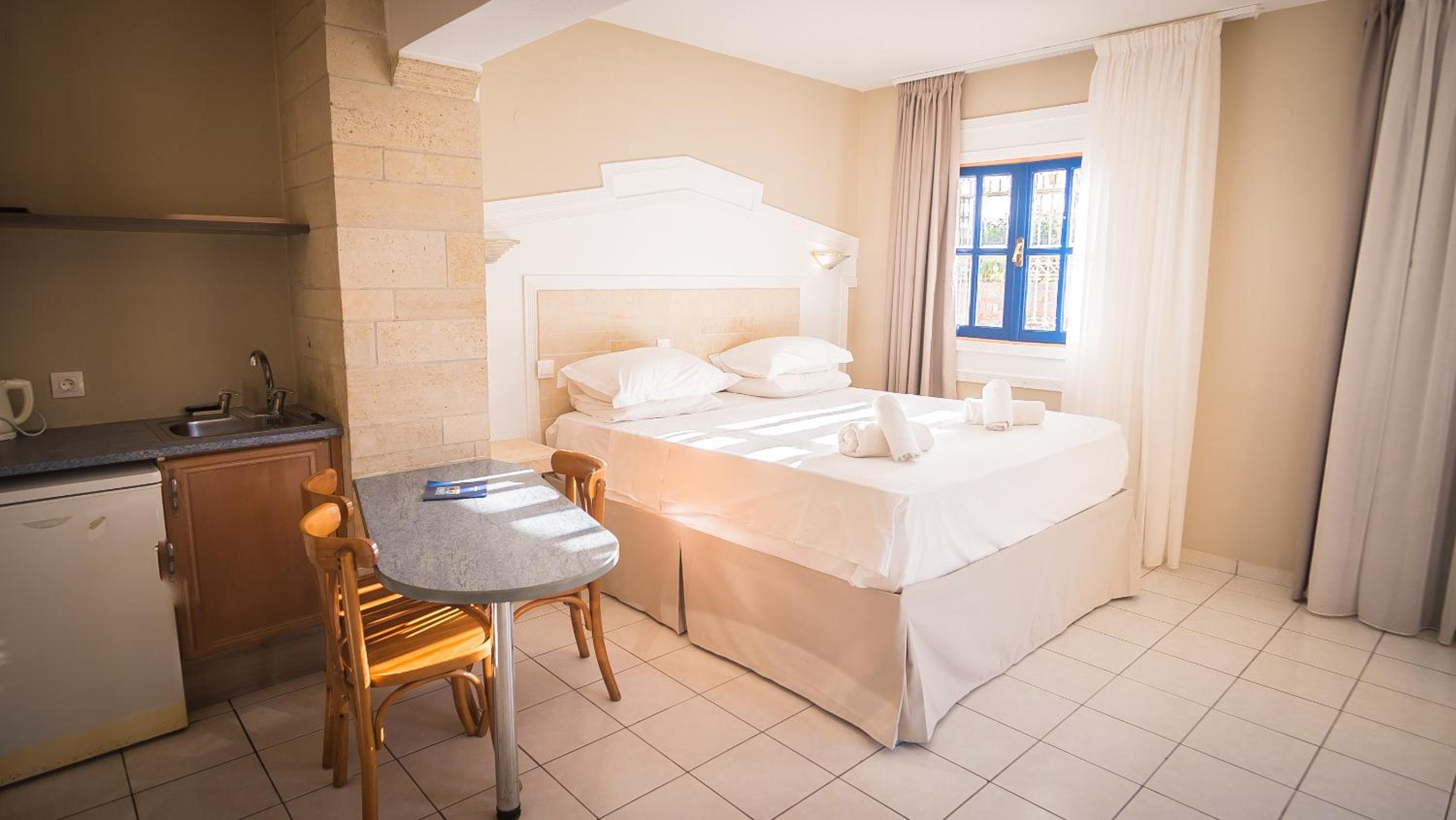 Junior Suite with Garden View - Ground Floor (6 Adults) - Photo 6