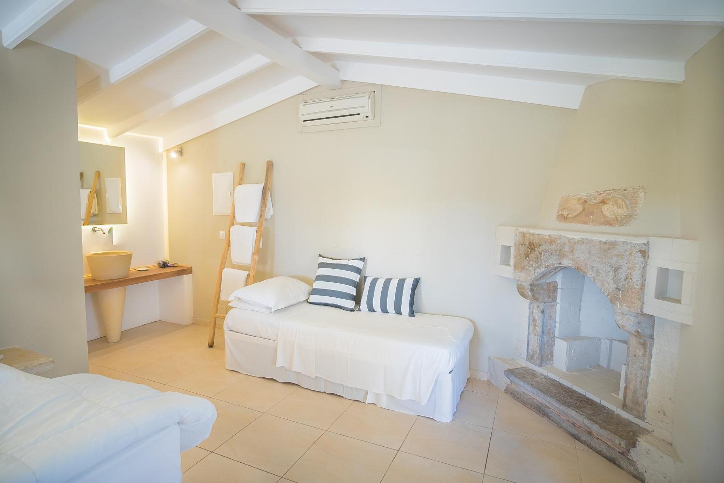 One-Bedroom Villa - Photo 11