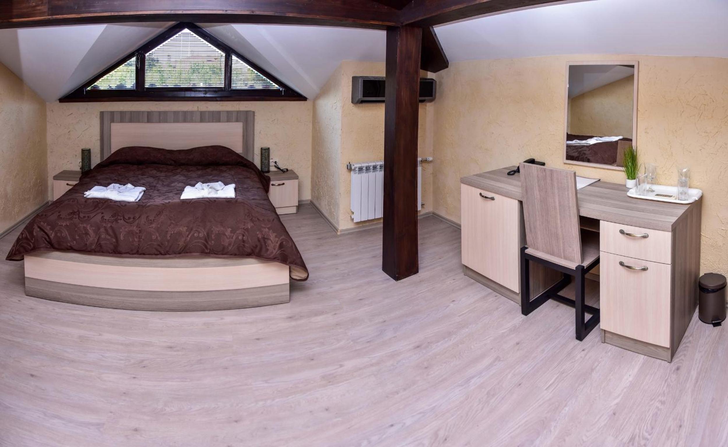 Studio - Attic - Photo 1