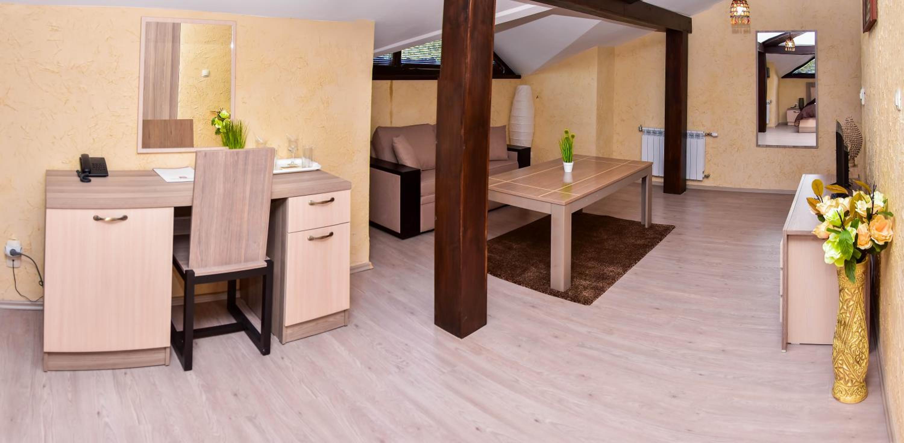 Studio - Attic - Photo 8
