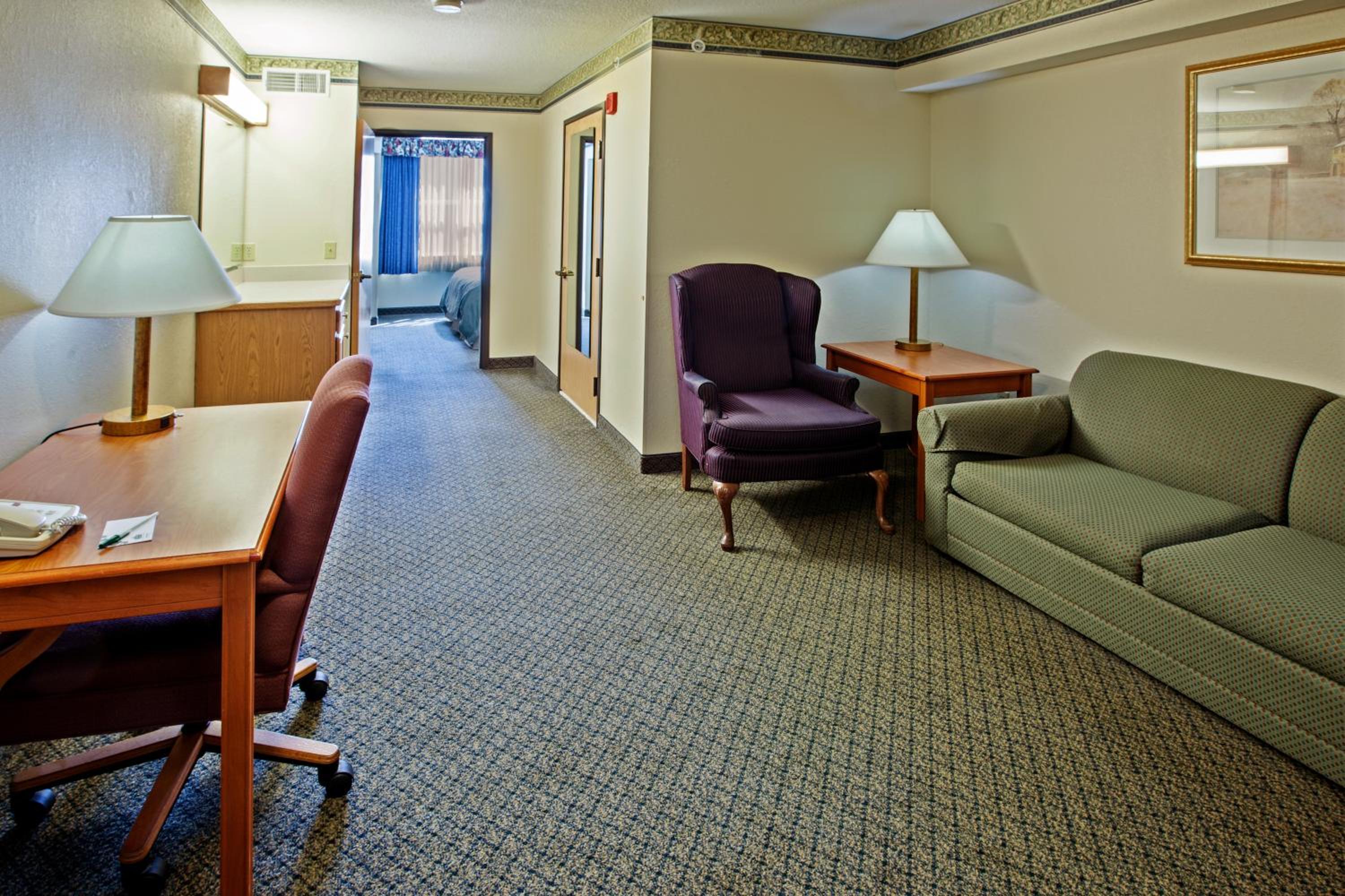 One-Bedroom King Suite with Sofa Bed - Photo 3