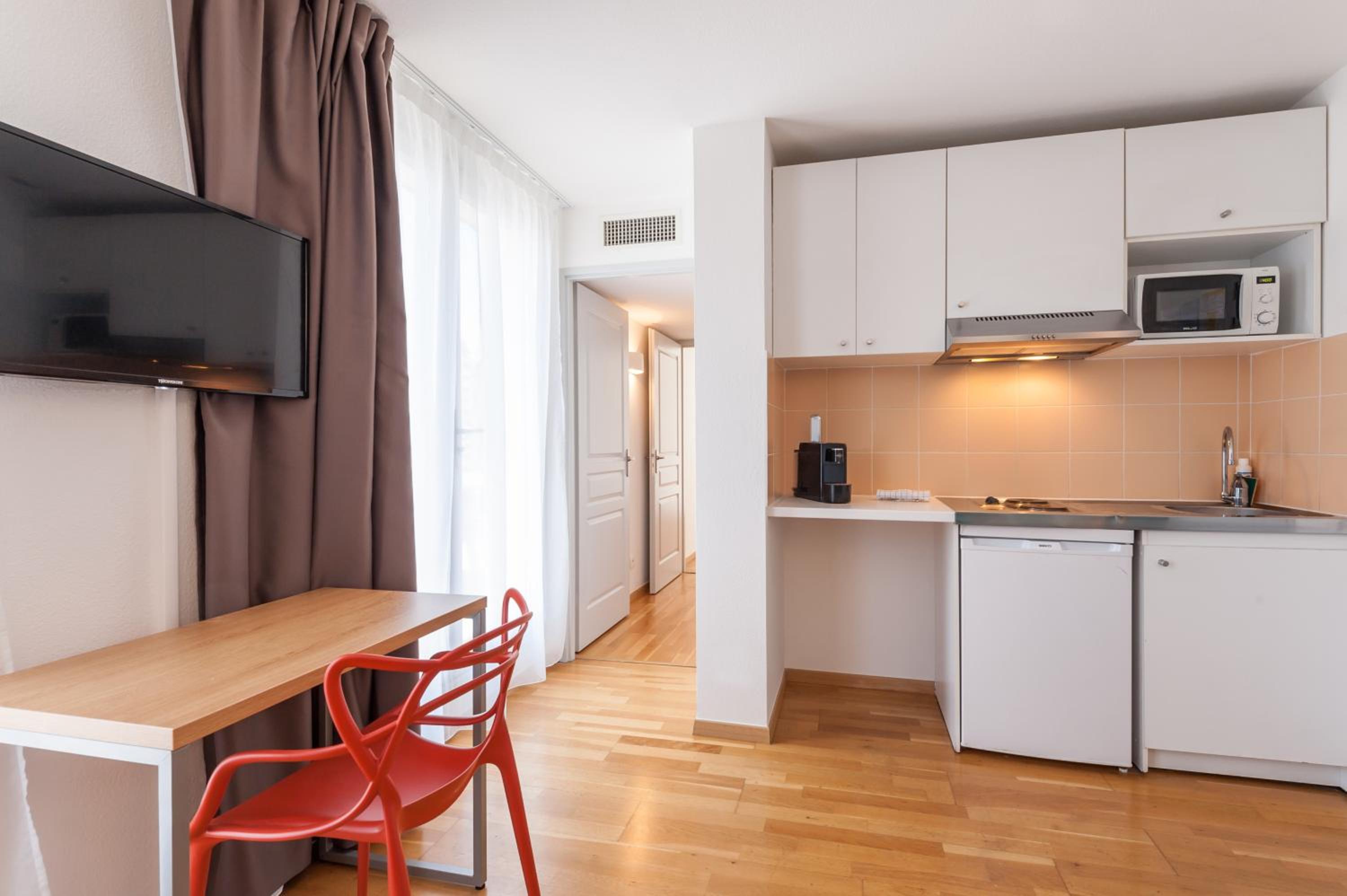 One-Bedroom Apartment with Terrace - Photo 7